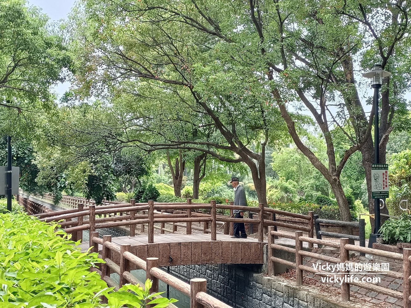 台南景點︱新化 南圳綠堤步道：一起來台南萊茵河散步，河道兩旁就是最舒服的綠蔭大道，還有萬紫千紅九重葛點綴