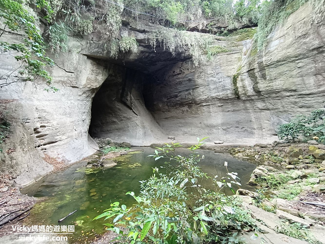 台南景點︱楠西 蝙蝠洞瀑布：不到5分鐘就可以看瀑布和壯觀岩壁，仰望天空還可以看到忽胖忽瘦的台灣喔