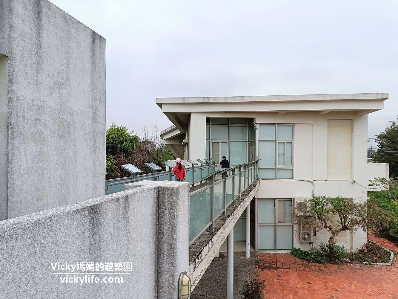台南旅遊︱台南景點︱將軍 香雨書院：矗立在田野間的白色博物館超吸睛，館內有滿滿的展覽，一起把鹽分地帶文化館逛起來
