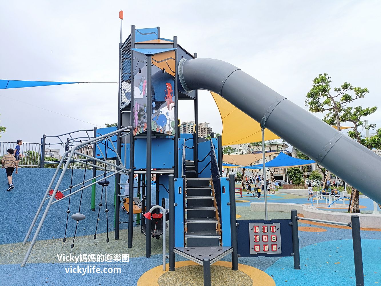 台南親子︱港濱歷史公園特色遊戲場：這座公園是在海上嗎？ 湛藍海洋，起伏波浪，超有度假氛圍