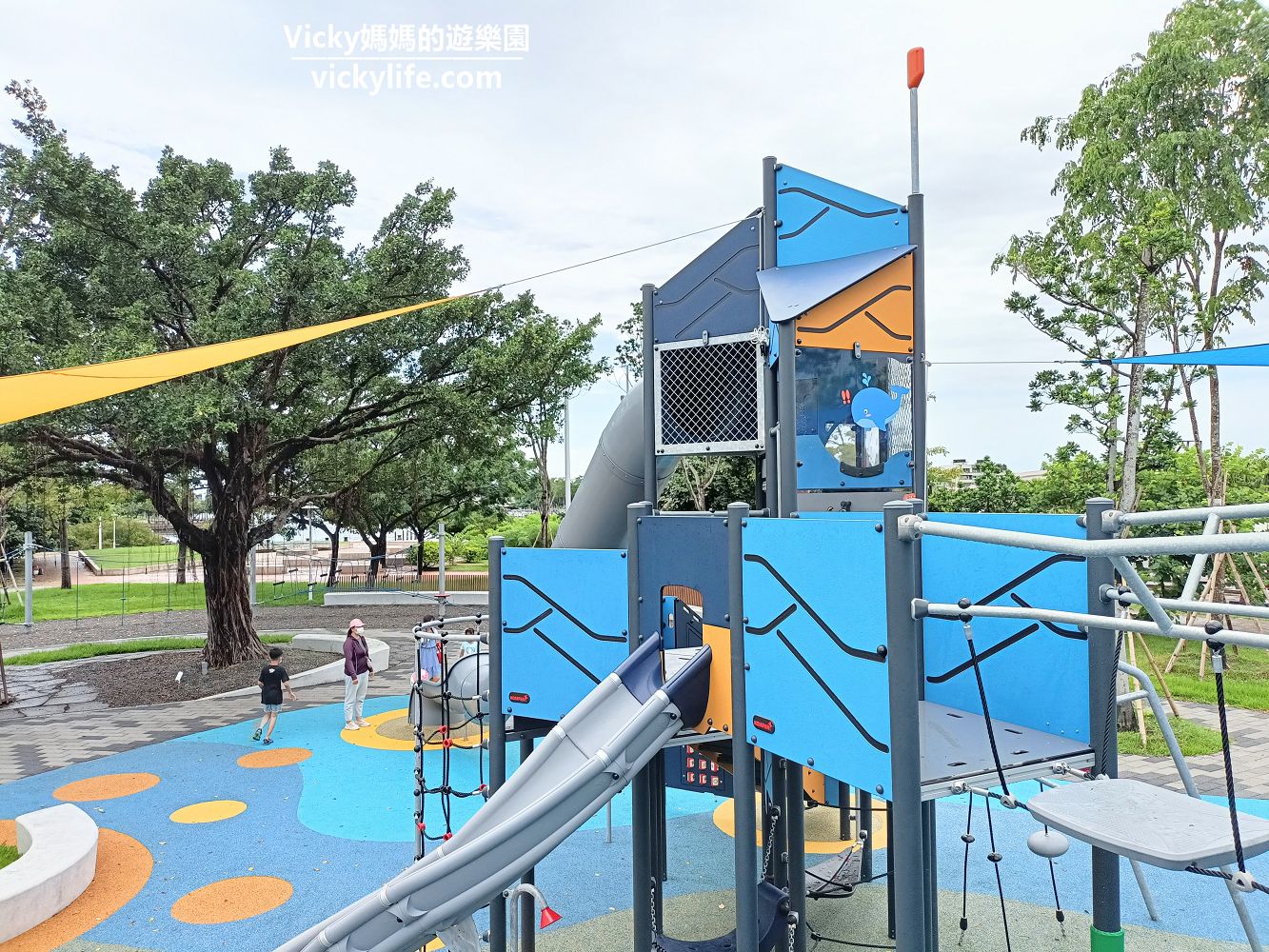 台南親子︱港濱歷史公園特色遊戲場：這座公園是在海上嗎？ 湛藍海洋，起伏波浪，超有度假氛圍