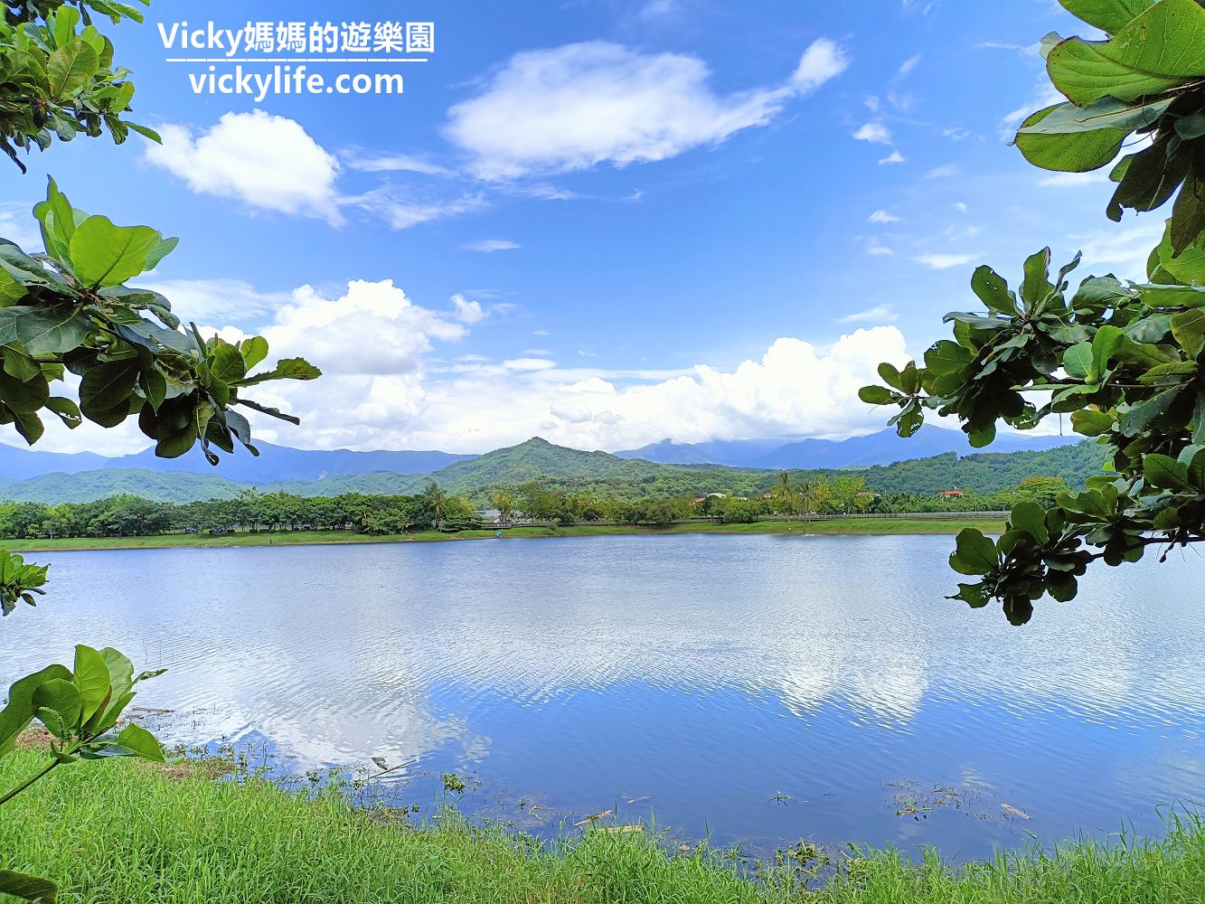 高雄旅遊︱高雄景點︱美濃湖：藍天白雲綠地紅涼亭，如詩如畫，張張都是明信片
