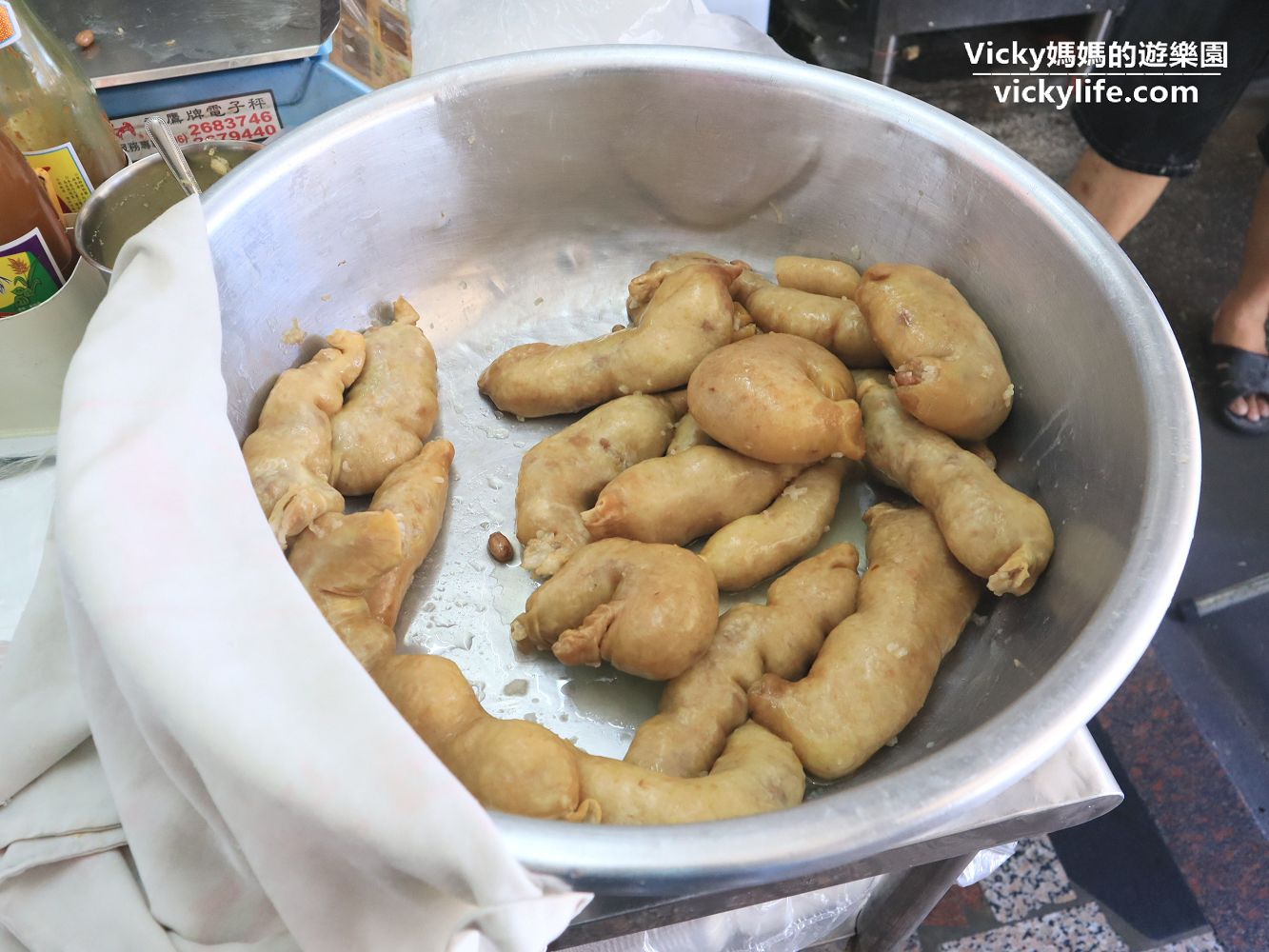 台南美食︱東山區 阿文大腸肉圓：肉圓比手掌還大，滿滿一大碗售價25元的筍絲豬腸湯必點啦！