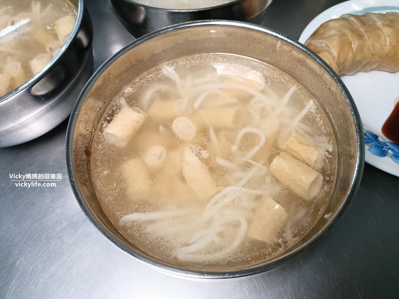 台南美食︱東山區 阿文大腸肉圓：肉圓比手掌還大，滿滿一大碗售價25元的筍絲豬腸湯必點啦！