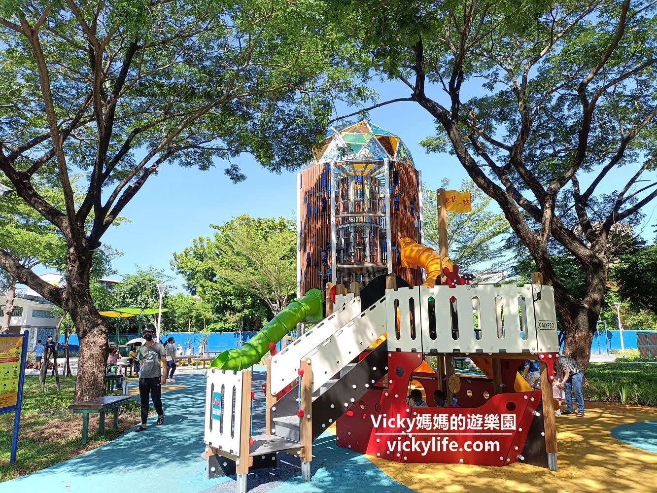 屏東公園︱大鮪魚航海樂園-東港兒童公園：11公尺高閃耀滑梯超挑戰，親子戲水很清涼，一起來當東港航海王