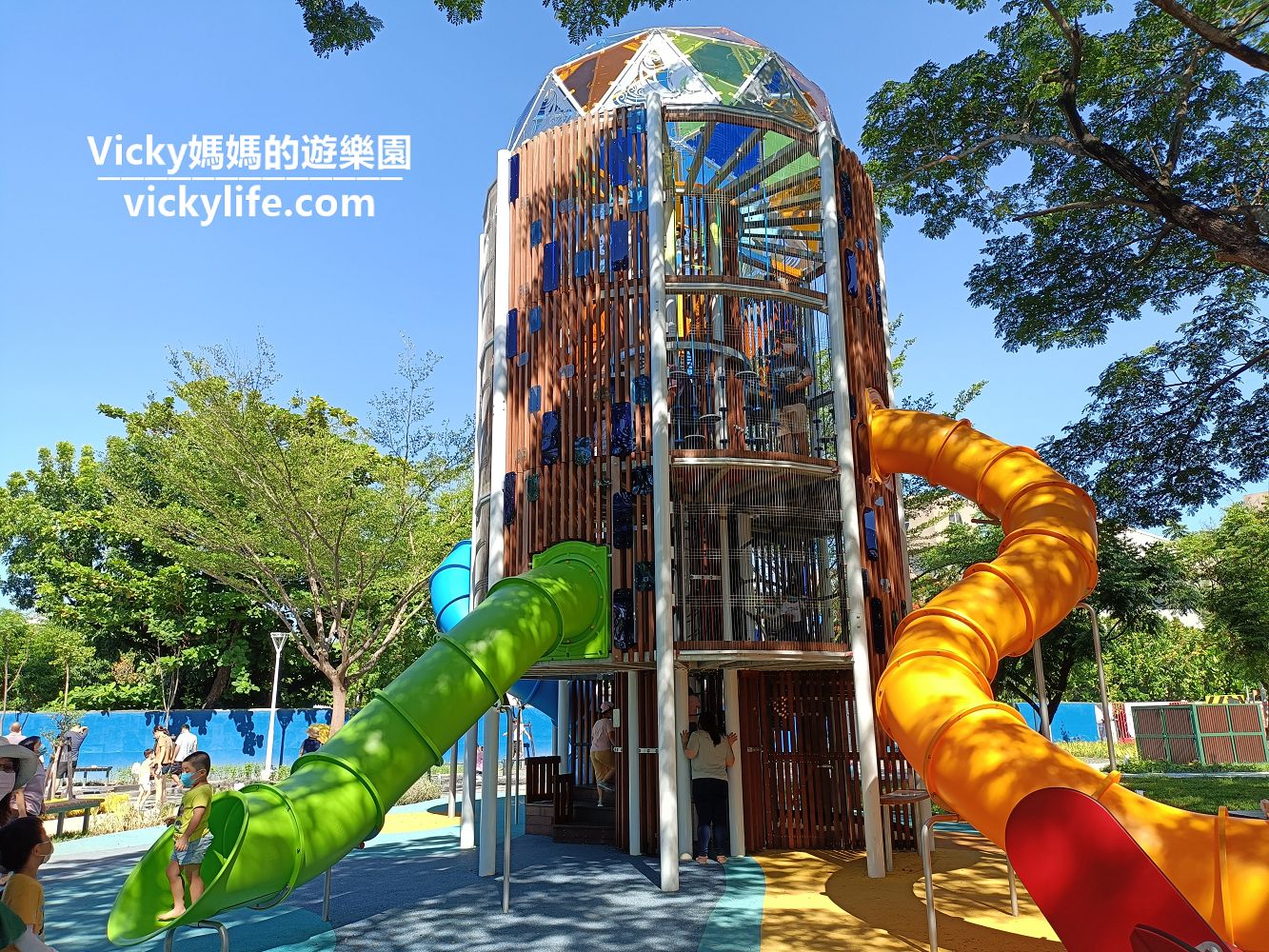 屏東公園︱大鮪魚航海樂園-東港兒童公園：11公尺高閃耀滑梯超挑戰，親子戲水很清涼，一起來當東港航海王