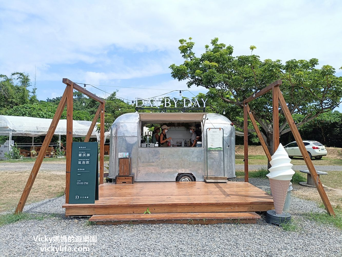 屏東滿州 草地餐桌實驗室，日日旅海：白色建築、藍色海景、稻草捲，張張都是明信片（附菜單）
