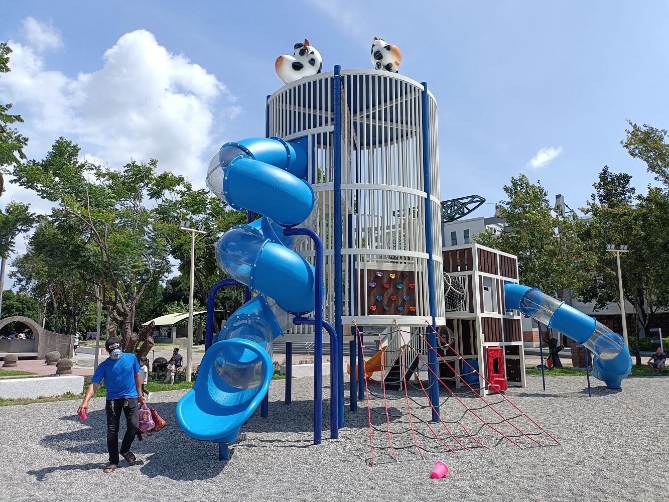 屏東景點︱萬丹公園兒童遊戲場：乳牛公園好可愛，可遮蔭大沙坑，兩座刺激高塔滑梯