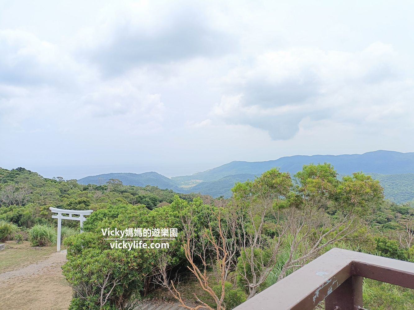 屏東牡丹︱高士野牡丹神社公園：遺世獨立純白鳥居，眺望繽紛合掌屋和俯瞰翠綠山巒