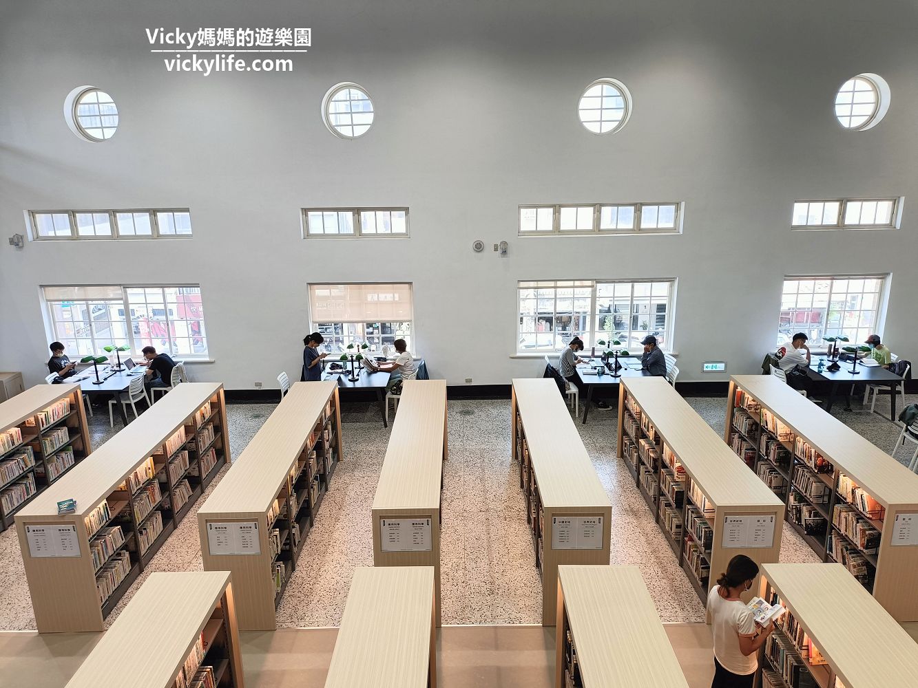 台南中西區圖書館︱台南首座市定古蹟圖書館：挑高簡潔典雅，明亮對稱古風