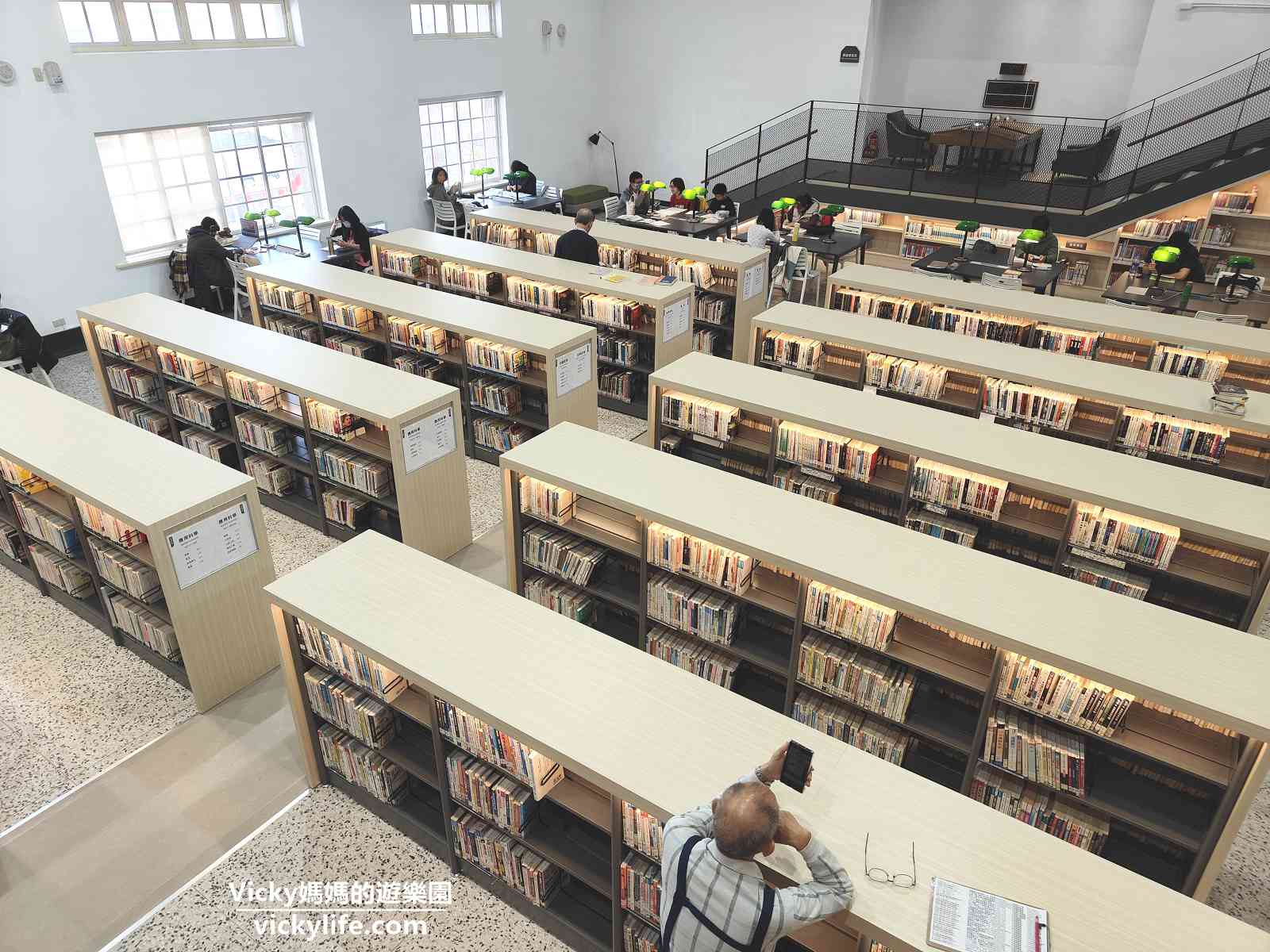 台南中西區圖書館︱台南首座市定古蹟圖書館：挑高簡潔典雅，明亮對稱古風