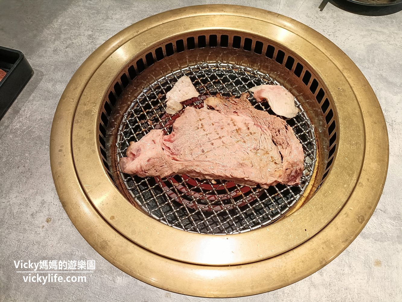 台南第一間 肉次方 燒肉放題 台南府前店：小孩吃一口就豎起大拇指，說肉質好棒棒