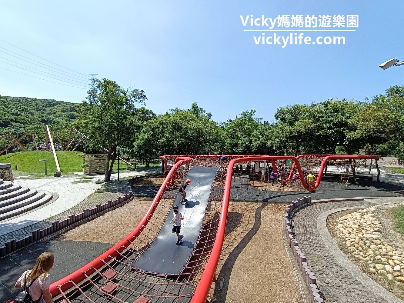 台中親子景點 鰲峰山運動公園:探索遊戲場、觀景平台、競合體驗遊戲場、鰲峰玉帶橋、陽光草坪,可以玩上一整天 @Vicky 媽媽的遊樂園