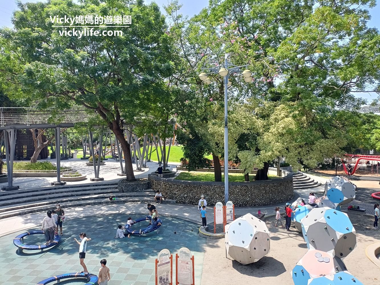 台中親子景點 鰲峰山運動公園:探索遊戲場、觀景平台、競合體驗遊戲場、鰲峰玉帶橋、陽光草坪,可以玩上一整天 @Vicky 媽媽的遊樂園