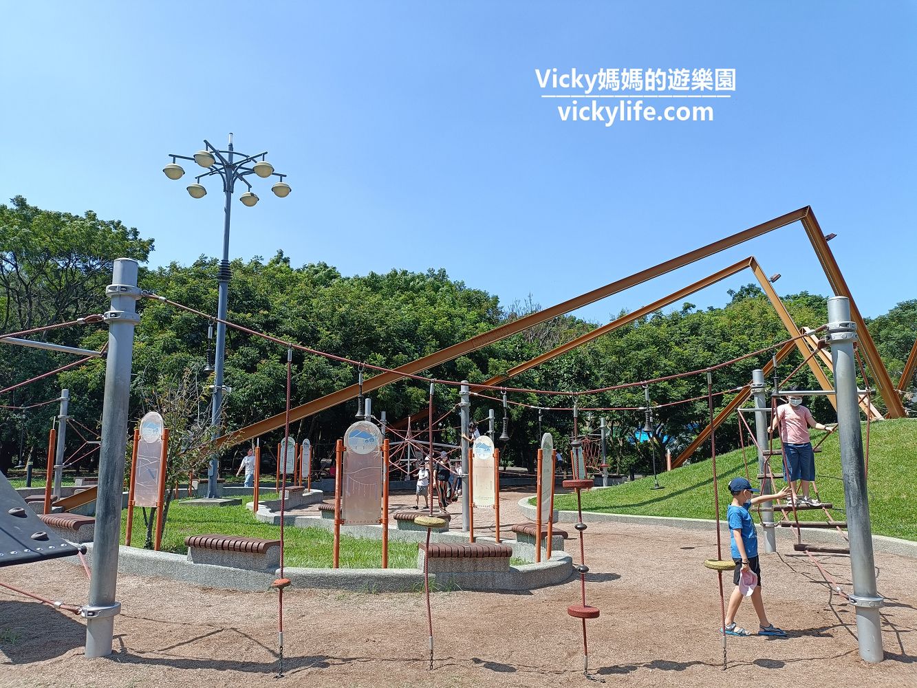 台中親子景點 鰲峰山運動公園:探索遊戲場、觀景平台、競合體驗遊戲場、鰲峰玉帶橋、陽光草坪,可以玩上一整天 @Vicky 媽媽的遊樂園
