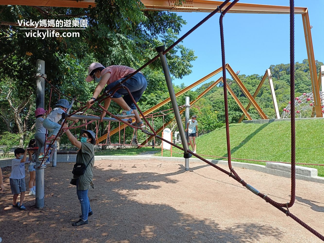 台中親子景點 鰲峰山運動公園:探索遊戲場、觀景平台、競合體驗遊戲場、鰲峰玉帶橋、陽光草坪,可以玩上一整天 @Vicky 媽媽的遊樂園