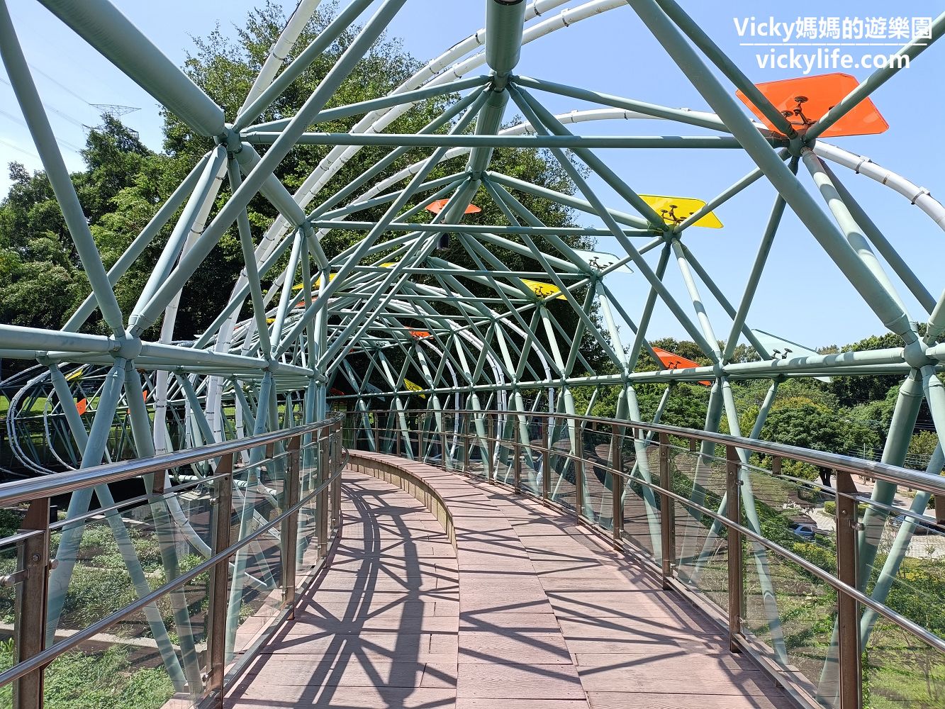 台中親子景點 鰲峰山運動公園:探索遊戲場、觀景平台、競合體驗遊戲場、鰲峰玉帶橋、陽光草坪,可以玩上一整天 @Vicky 媽媽的遊樂園