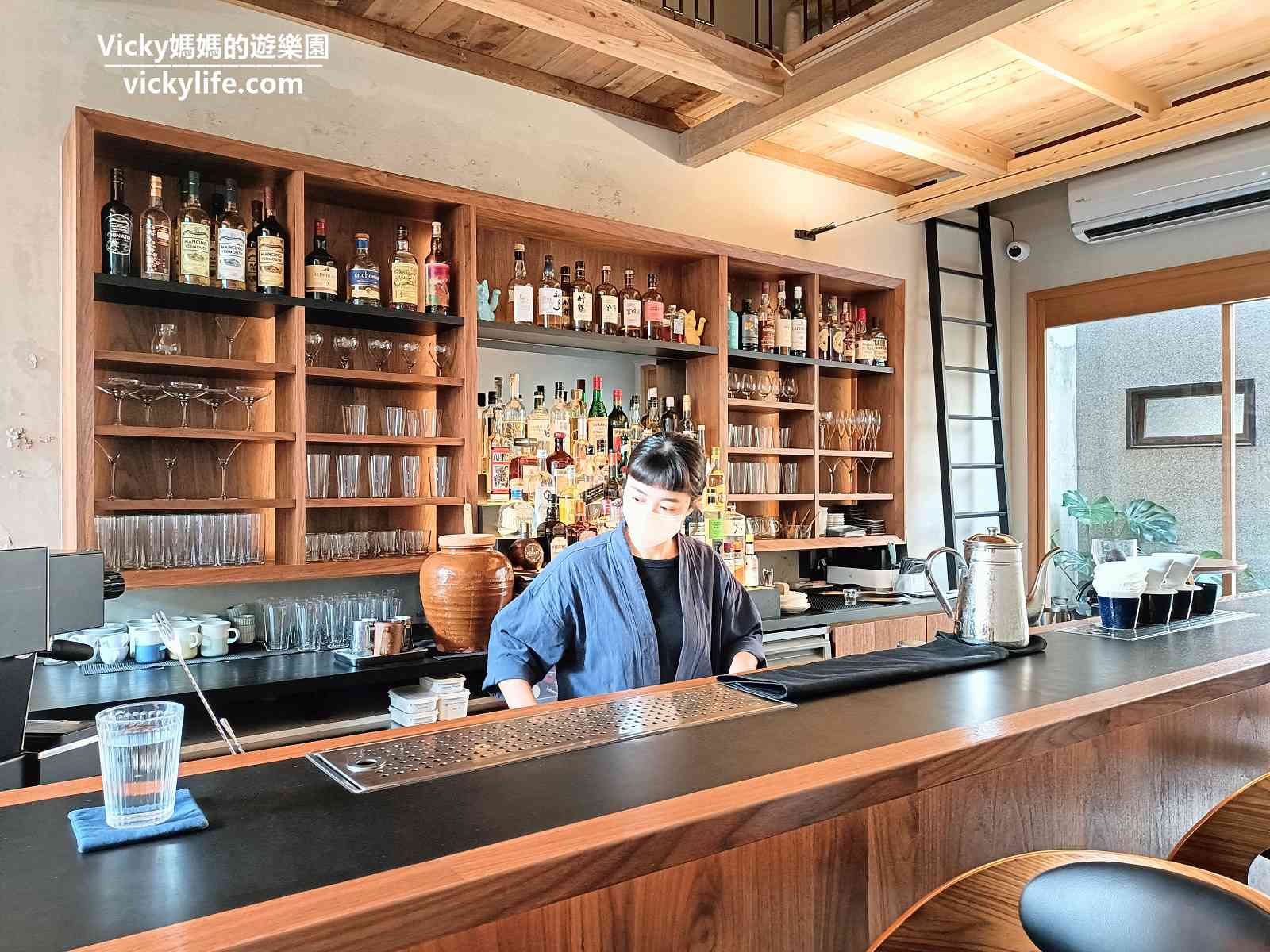 台南老屋|SWALLOW TAINAN 嚥·台南 咖啡廳酒吧：二進天井老宅餘韻留存，白天光影美得像幅畫