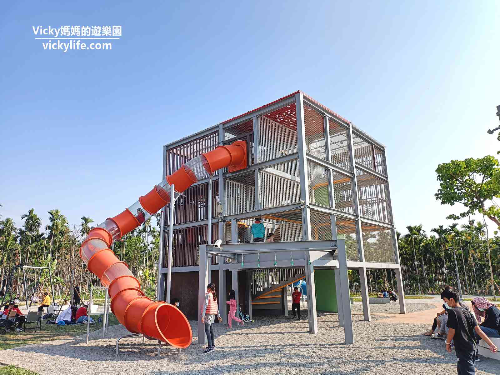 屏東特色公園︱竹田共融遊戲場：搭火車就可抵達8米高大型客家迷宮遊具，還有仿二峰圳可戲水溪流