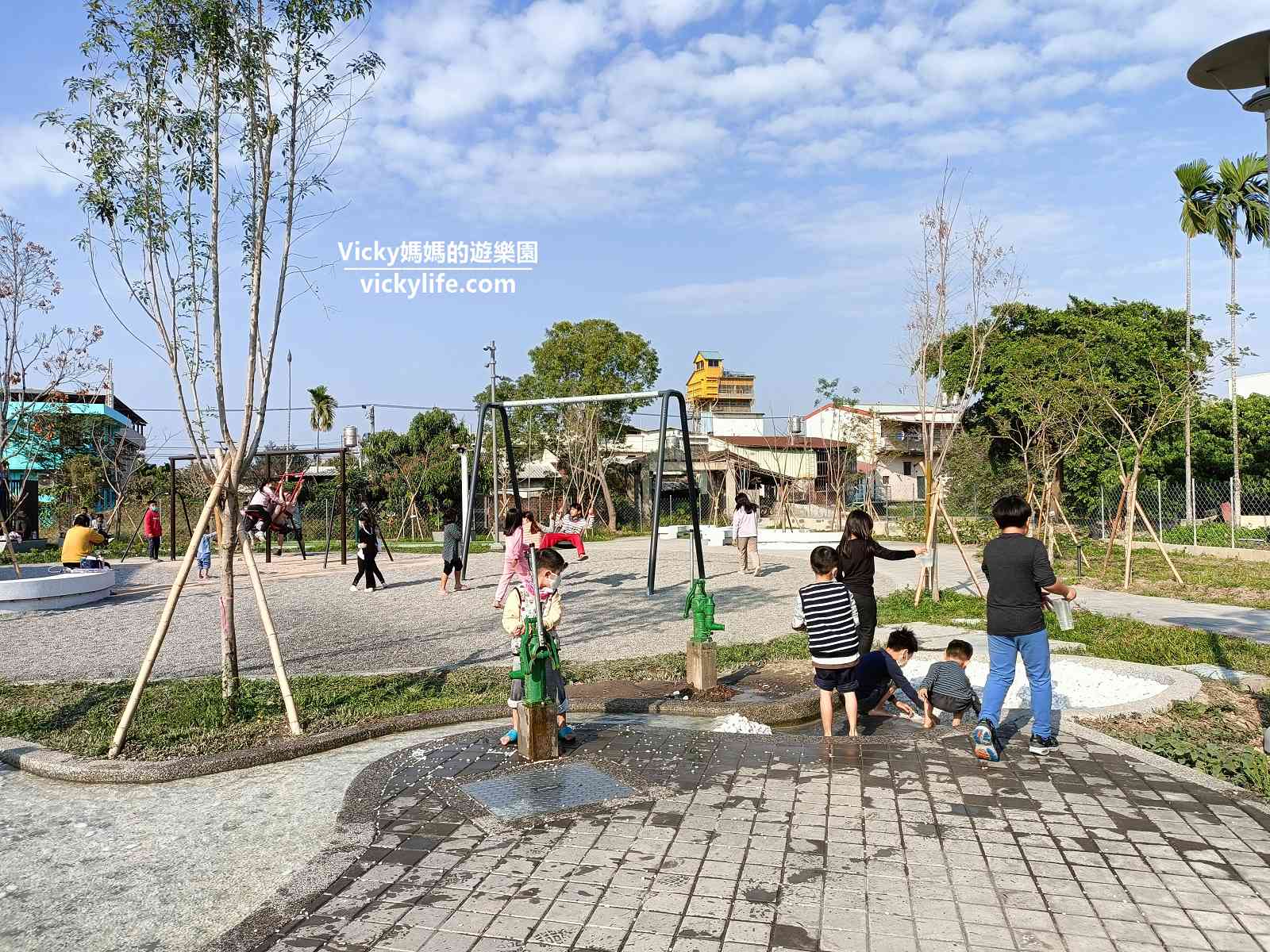 屏東特色公園︱竹田共融遊戲場：搭火車就可抵達8米高大型客家迷宮遊具，還有仿二峰圳可戲水溪流