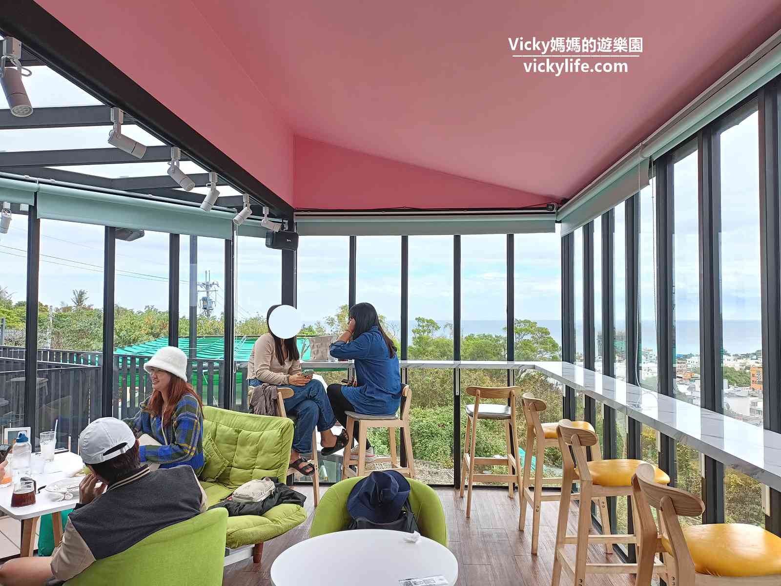 小琉球美食︱柒柒里咖啡：夢幻玻璃屋海景咖啡廳，真是療癒人心的風景啊