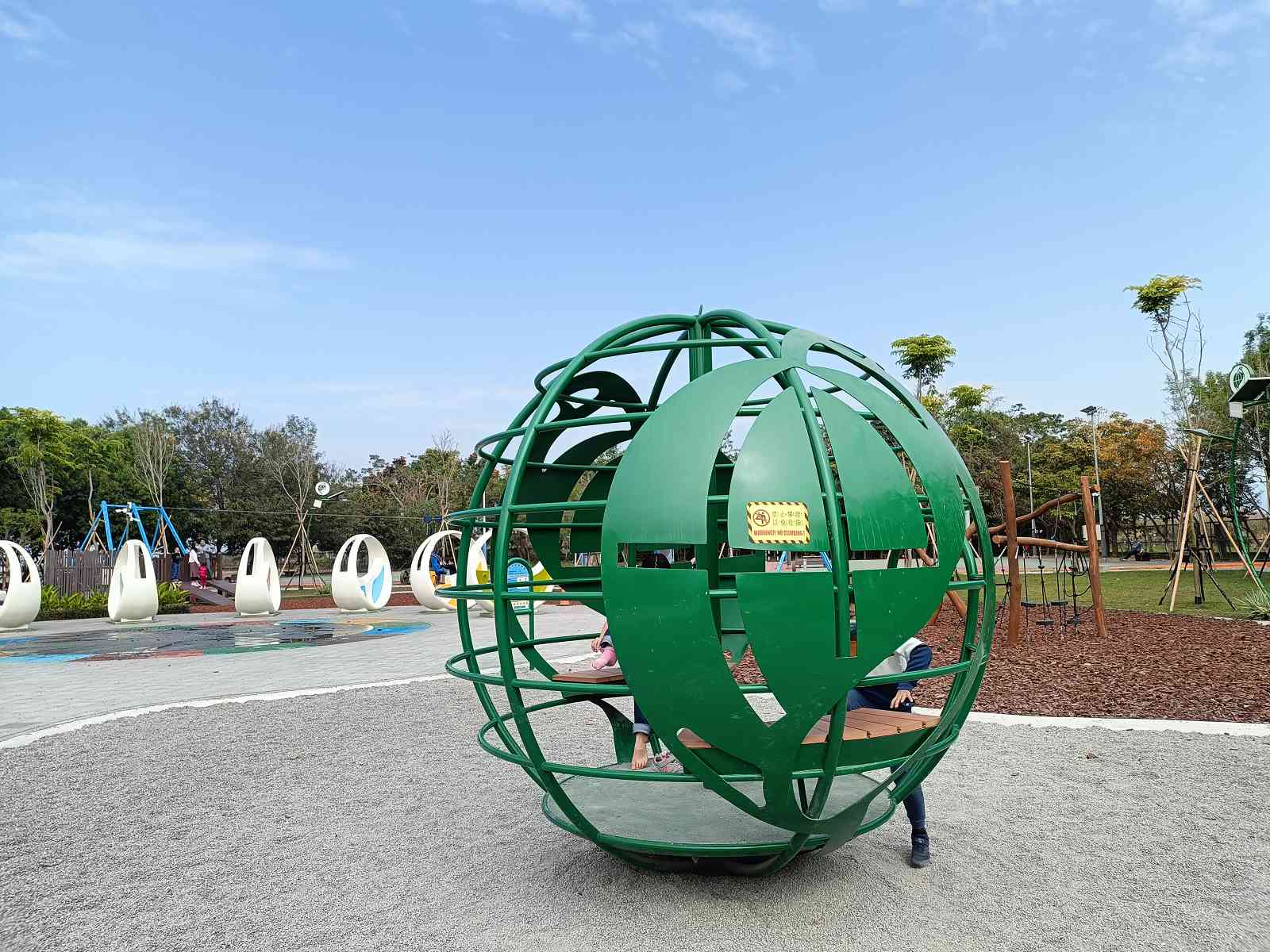 屏東公園︱崁頂共融公園：以環保為主題園，有可愛太陽和月亮共同守護地球的公園
