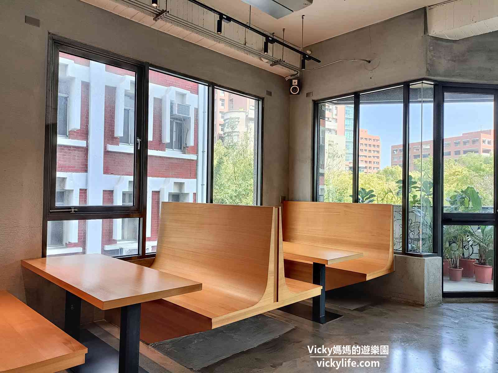 台南咖啡館推薦︱喝起来Bottoms Up：坐擁一片綠意的咖啡廳好舒服，在2樓還能透視1樓的動態(菜單)