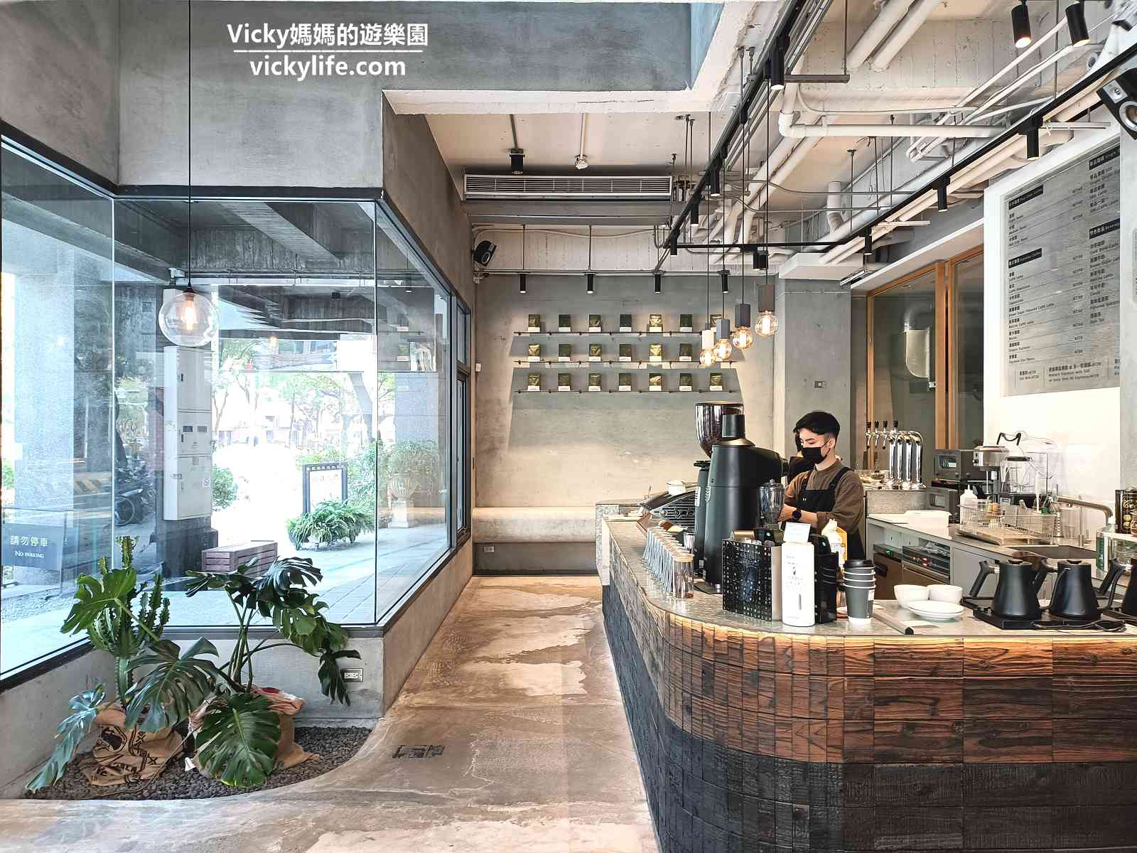 台南咖啡館推薦︱喝起来Bottoms Up：坐擁一片綠意的咖啡廳好舒服，在2樓還能透視1樓的動態(菜單)