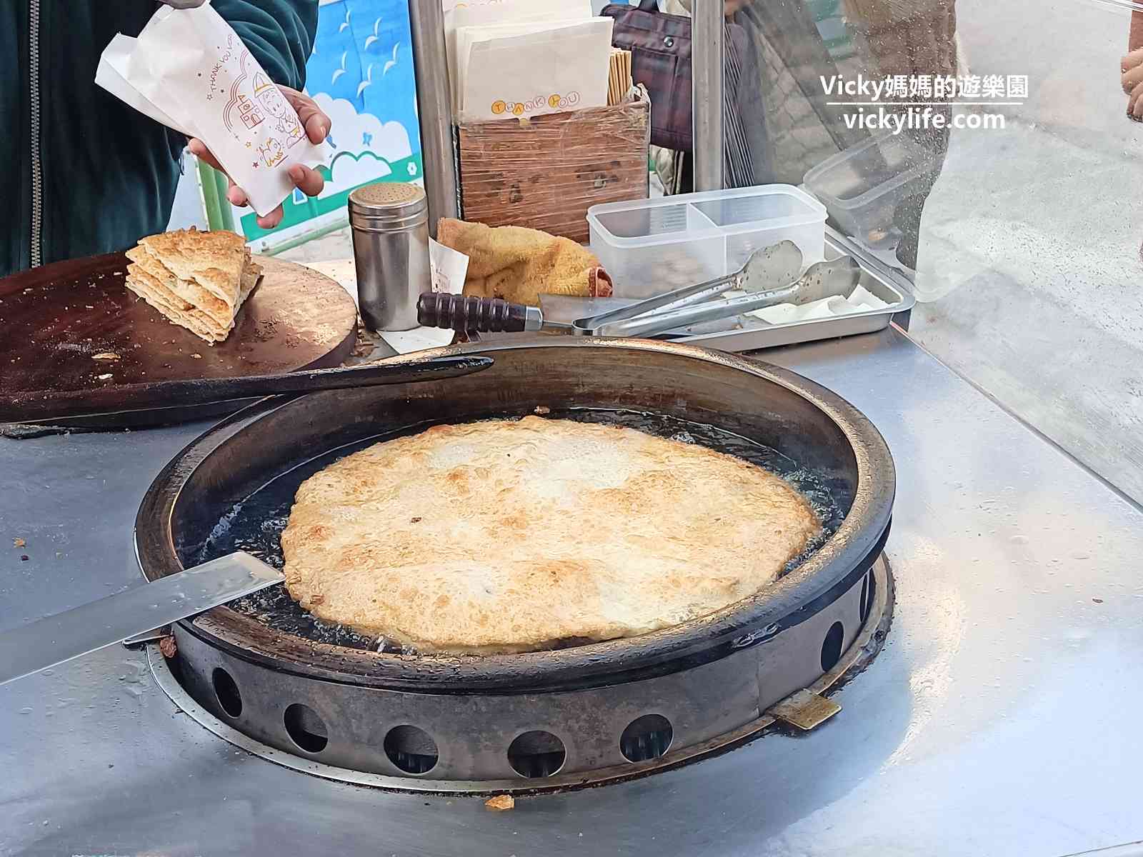 歸仁美食︱新疆蔥油餅：現點現做，1大片切成8小片，片片酥脆可口，想吃新疆蔥油餅，就在歸仁農會對面