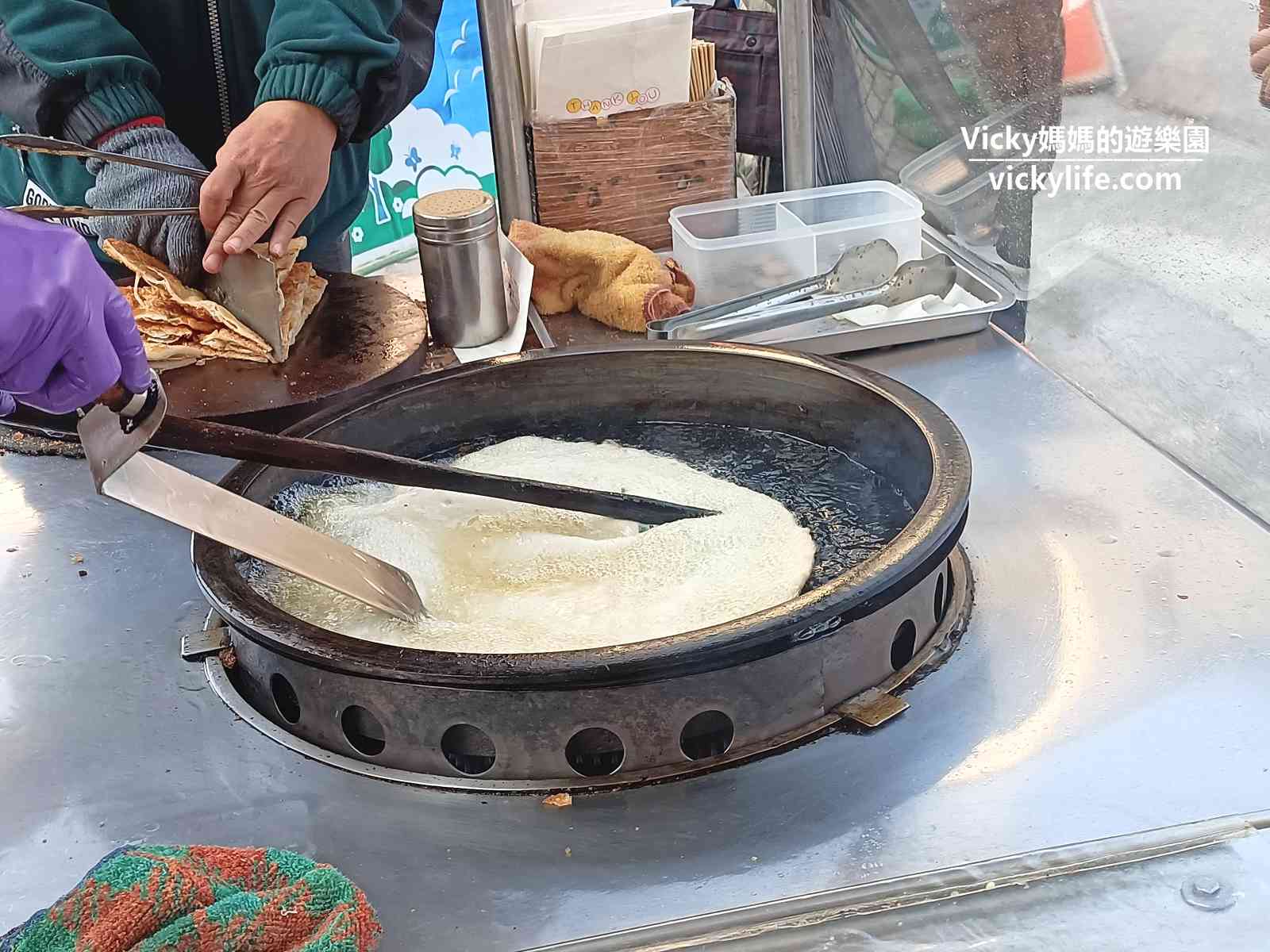 歸仁美食︱新疆蔥油餅：現點現做，1大片切成8小片，片片酥脆可口，想吃新疆蔥油餅，就在歸仁農會對面