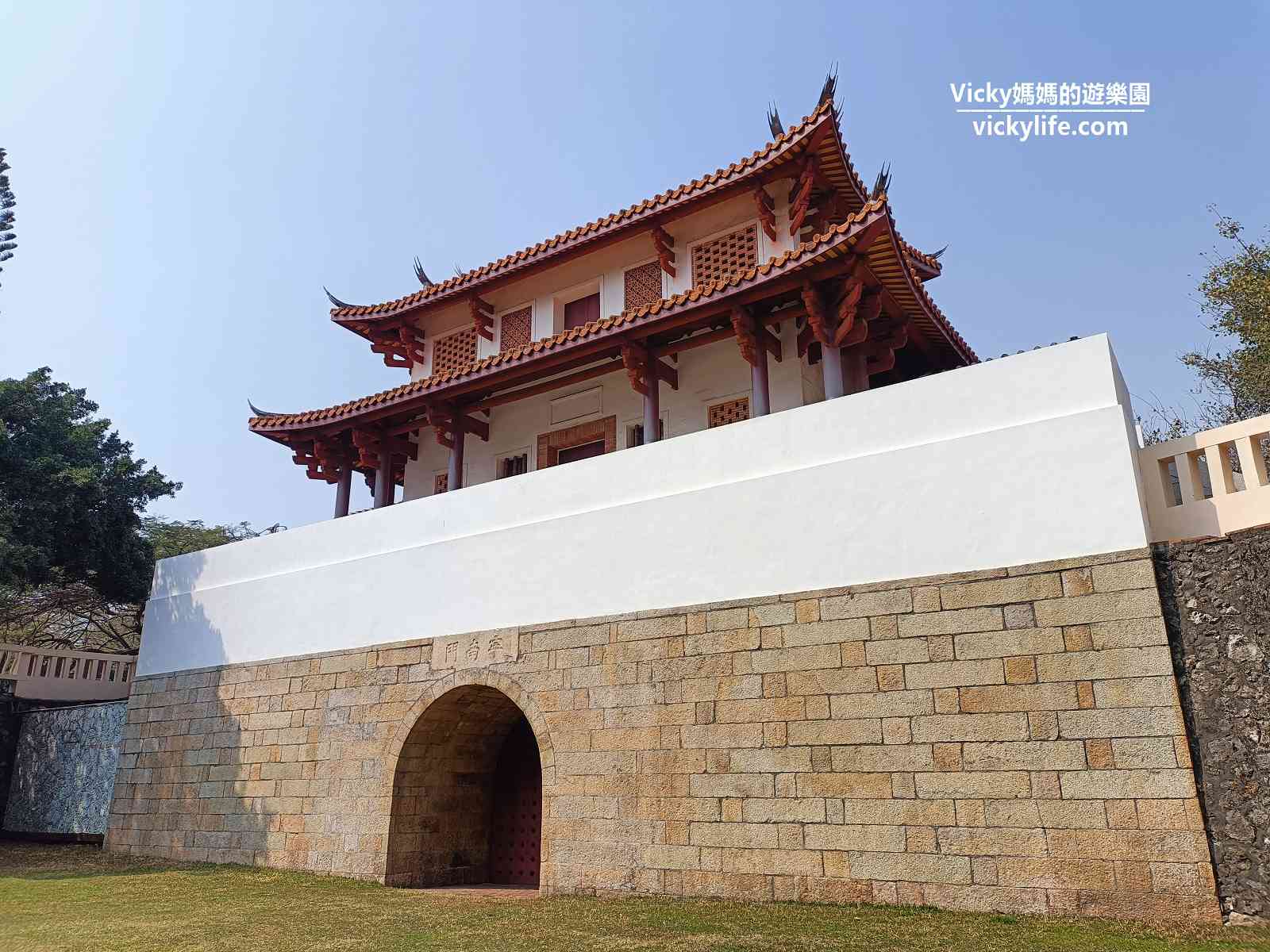 台南古蹟︱大南門 寧南門：走進城門，彷彿來到清朝時期，綠意盎然搭配紅磚城牆，這裡根本是城市裡的秘境