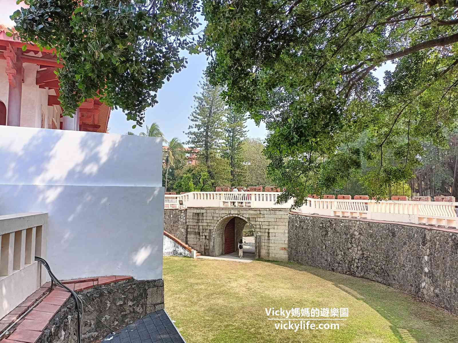 台南古蹟︱大南門 寧南門：走進城門，彷彿來到清朝時期，綠意盎然搭配紅磚城牆，這裡根本是城市裡的秘境