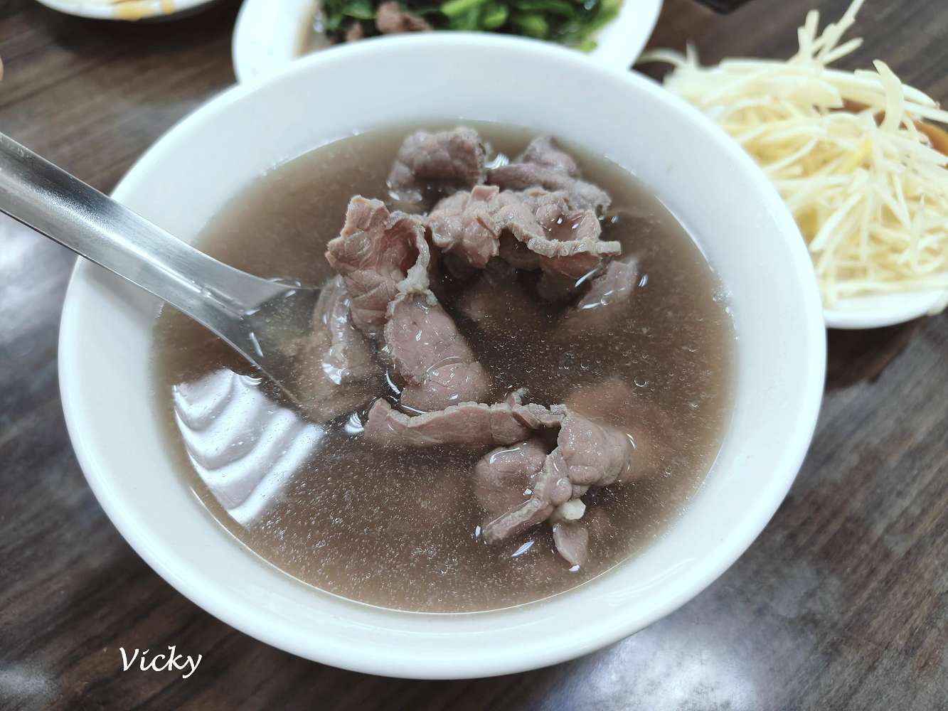 台南牛肉湯推薦︱助仔牛肉湯：在地人推薦的牛肉湯，用餐空間大有冷氣，且窗明几淨(菜單)