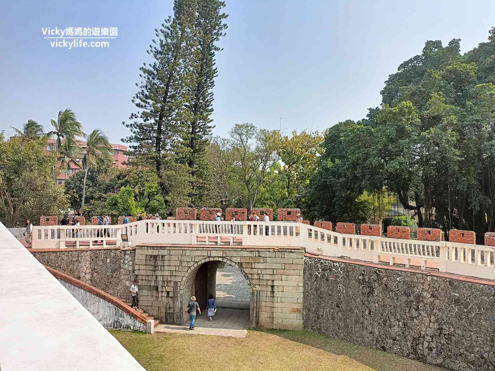 台南古蹟︱大南門 寧南門：走進城門，彷彿來到清朝時期，綠意盎然搭配紅磚城牆，這裡根本是城市裡的秘境
