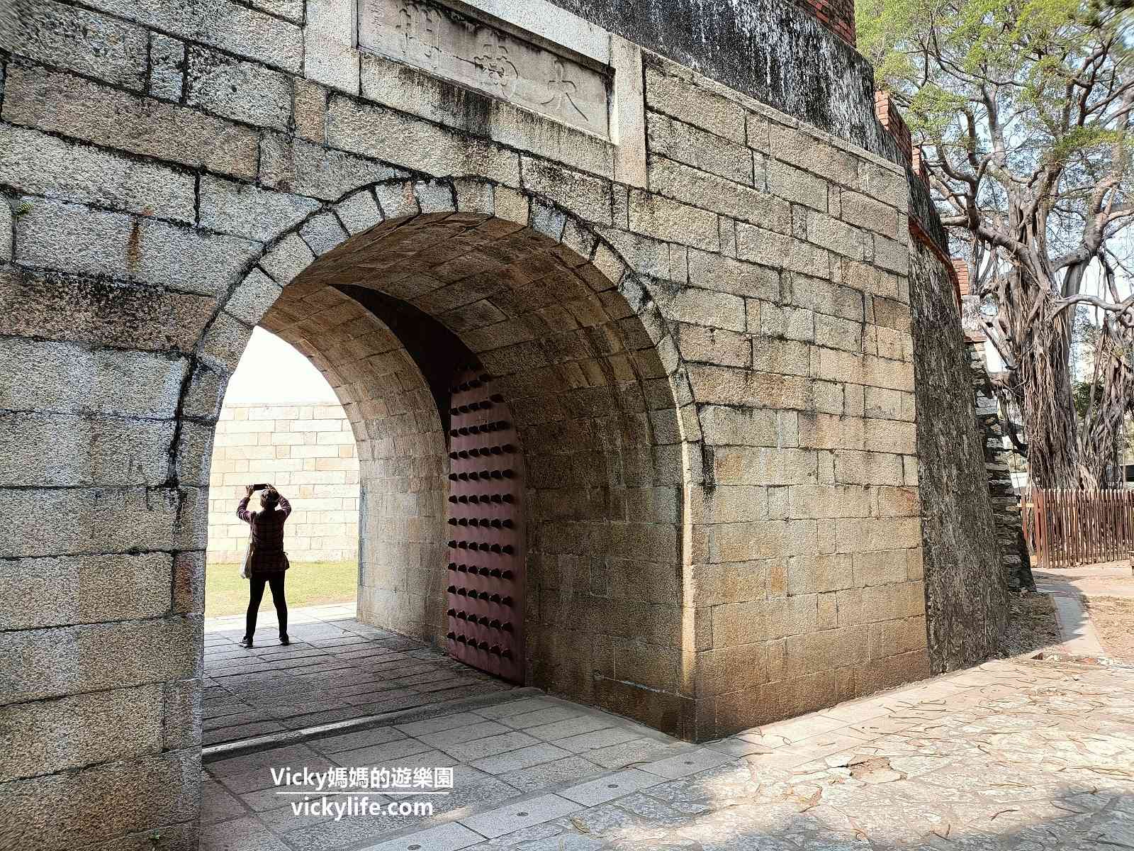 台南古蹟︱大南門 寧南門：走進城門，彷彿來到清朝時期，綠意盎然搭配紅磚城牆，這裡根本是城市裡的秘境
