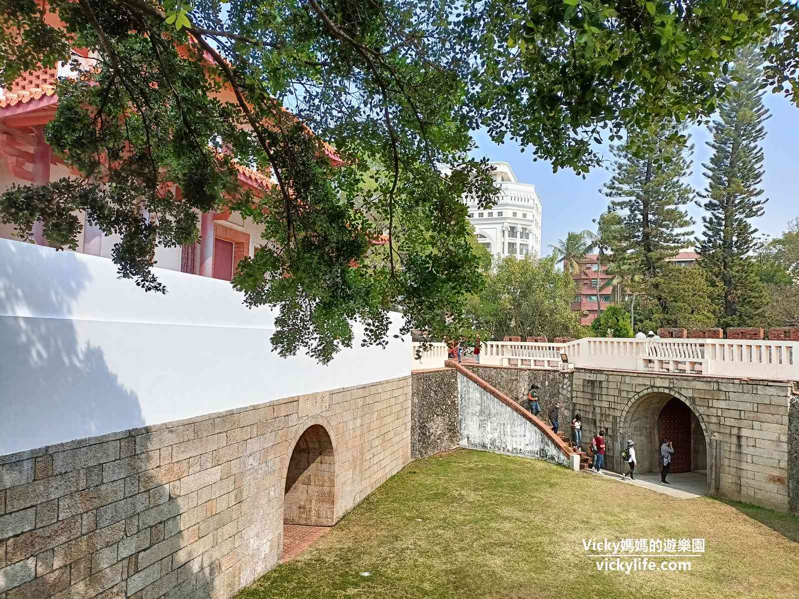 台南古蹟︱大南門 寧南門：走進城門，彷彿來到清朝時期，綠意盎然搭配紅磚城牆，這裡根本是城市裡的秘境 @Vicky 媽媽的遊樂園