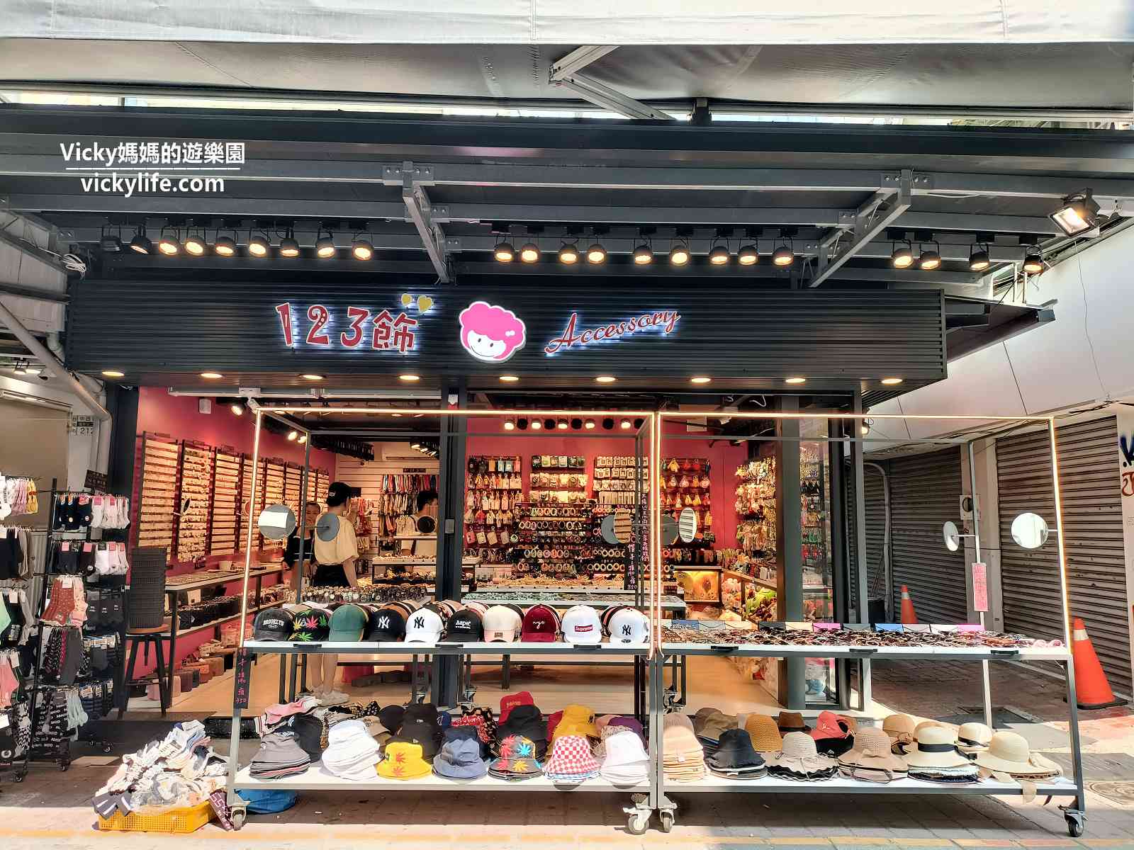 台南商圈︱台南平價服飾︱國華街超好買，上衣100元起，帽子290元起，鞋子390元起