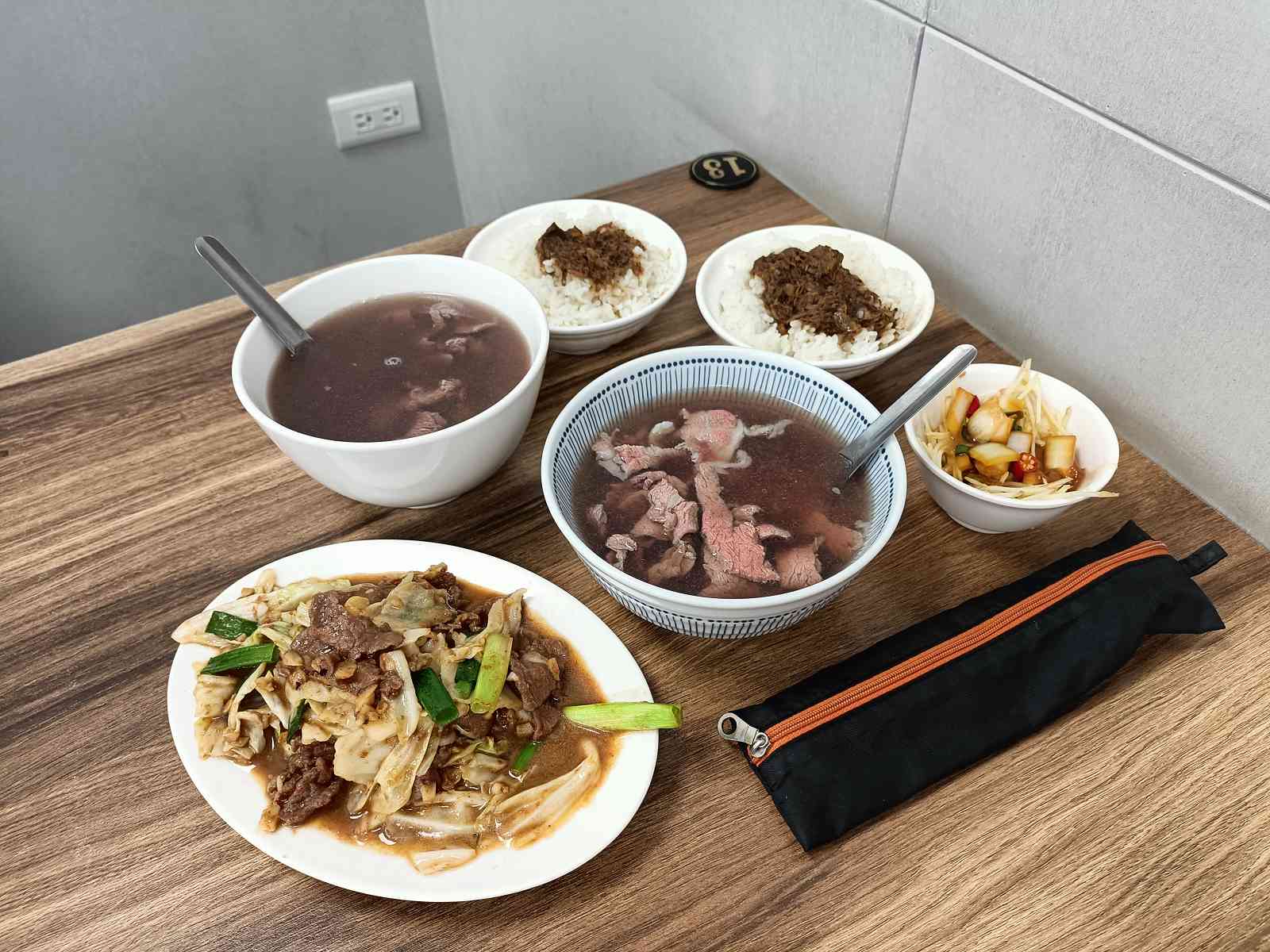 台南牛肉湯︱鴻牛溫體牛肉湯：內用牛肉燥吃到飽，台南有3家分店，不僅有熱炒也有牛肉火鍋喔(菜單)