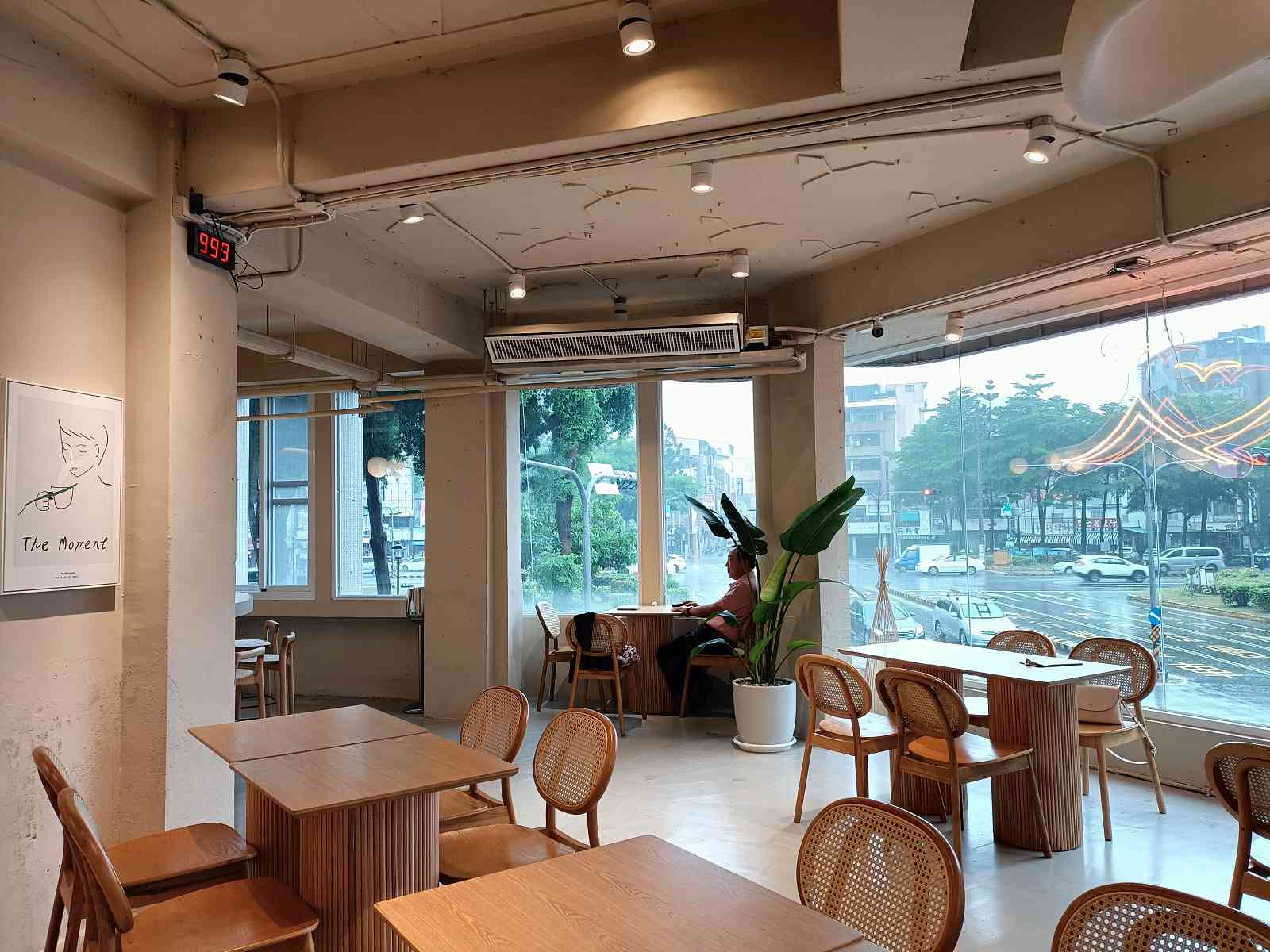 台南中西區美食︱嶌 Island Cafe：2樓是秘密基地！粉嫩裝潢、絕佳採光網美最愛，可俯瞰西門圓環，雨天也浪漫(菜單)