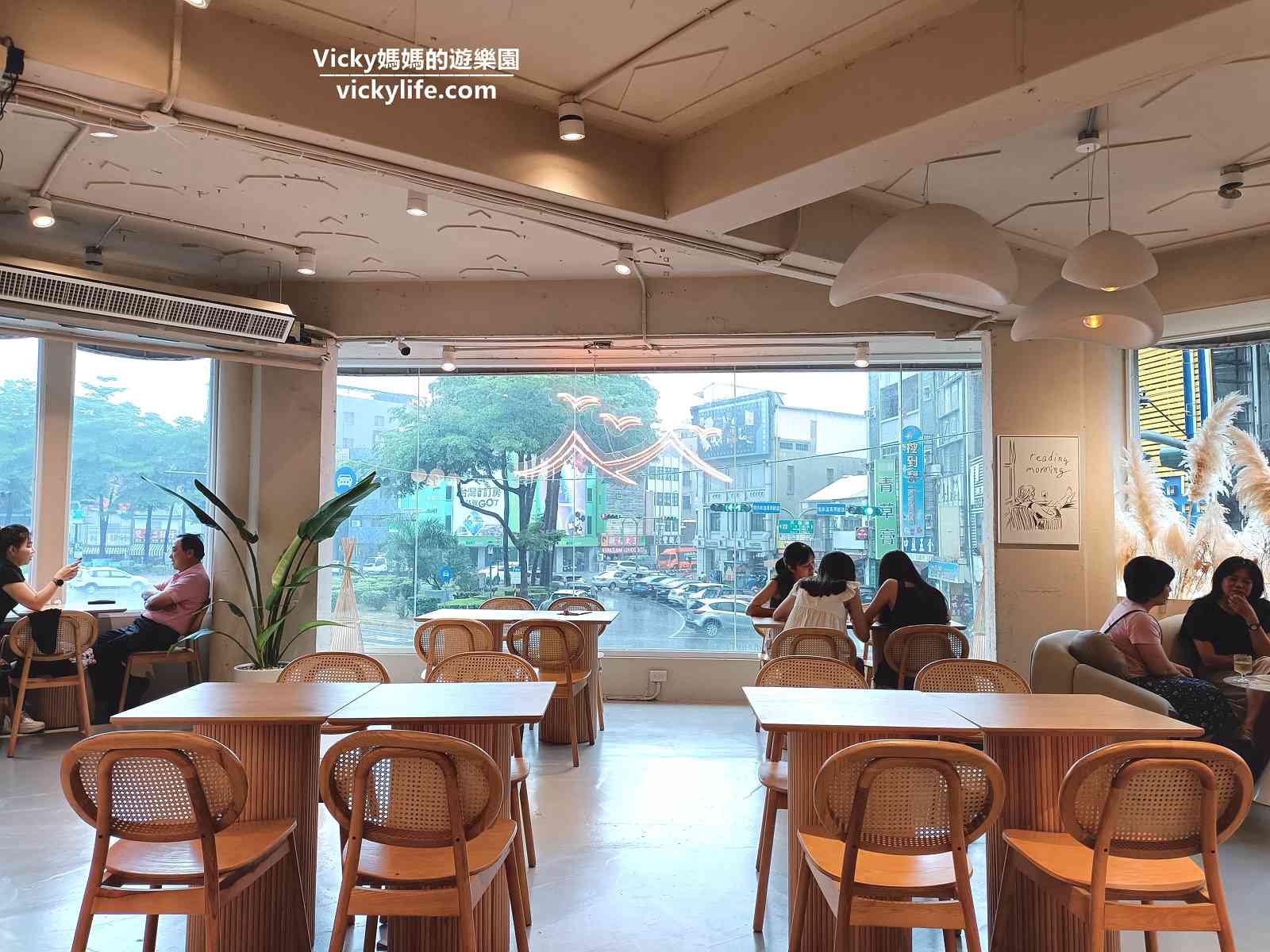 台南中西區美食︱嶌 Island Cafe：2樓是秘密基地！粉嫩裝潢、絕佳採光網美最愛，可俯瞰西門圓環，雨天也浪漫(菜單)
