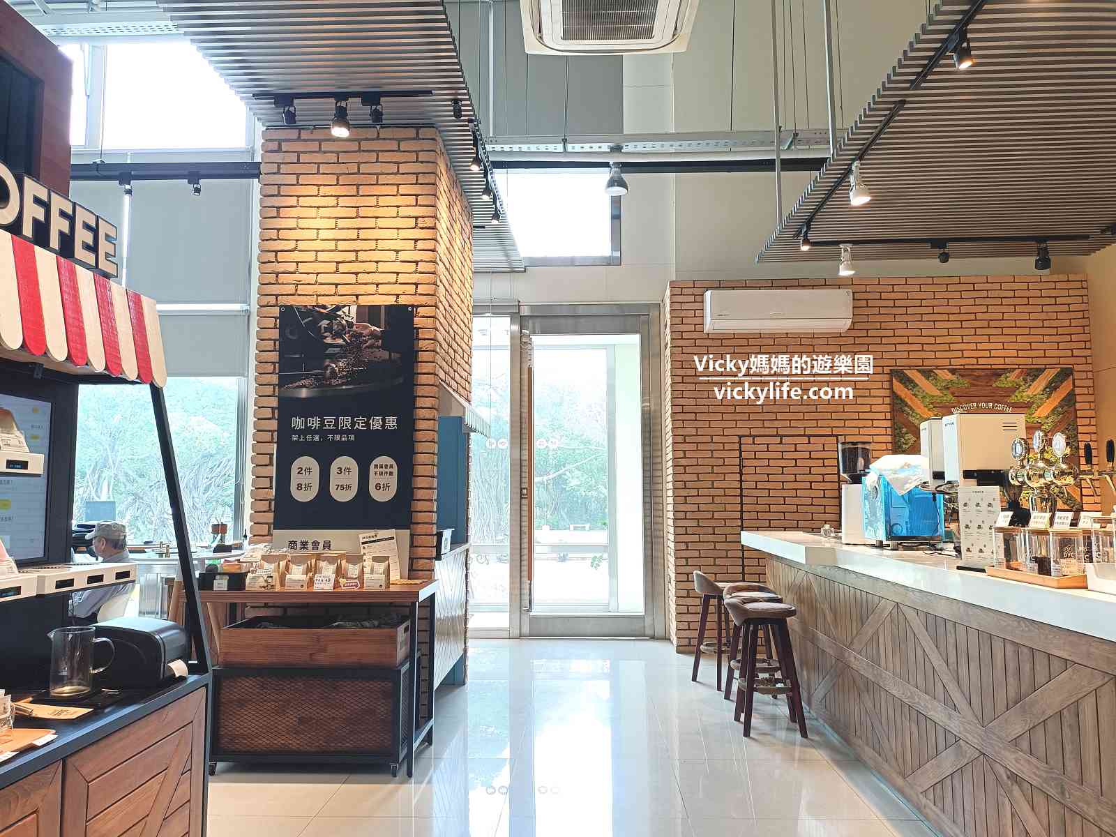 台南新營︱DYC Coffee 打咖啡 新營文化中心門市：坐在靠窗區，享受一片綠意盎然，無負擔的雞胸肉餐點吃起來(菜單)
