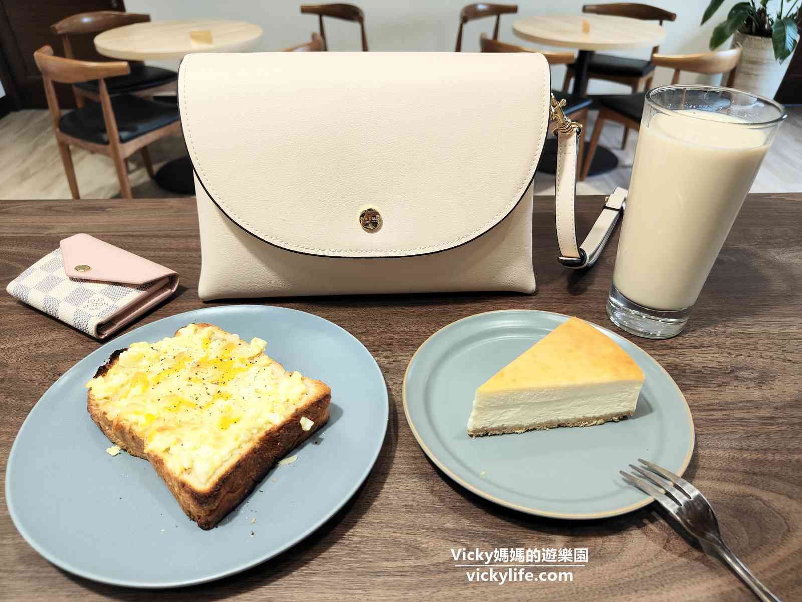 台南輕食︱鳳盒子Café：不只賣鳳梨酥，也賣輕食和飲品，空間大，不限時，還有插座可用，聊天聚會很合適(菜單)