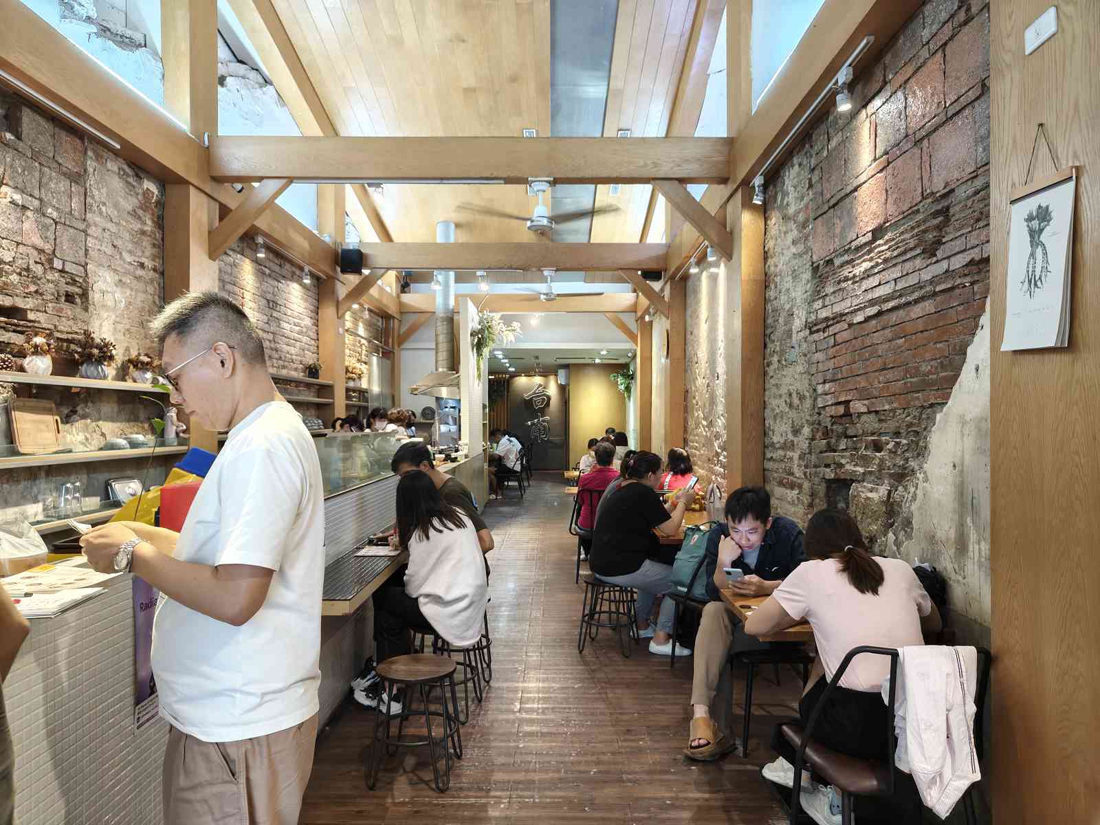 台南麵店︱小金麵店民權店(菜單)：用餐空間大，有冷氣的文青麵店，乾麵、湯麵都好吃