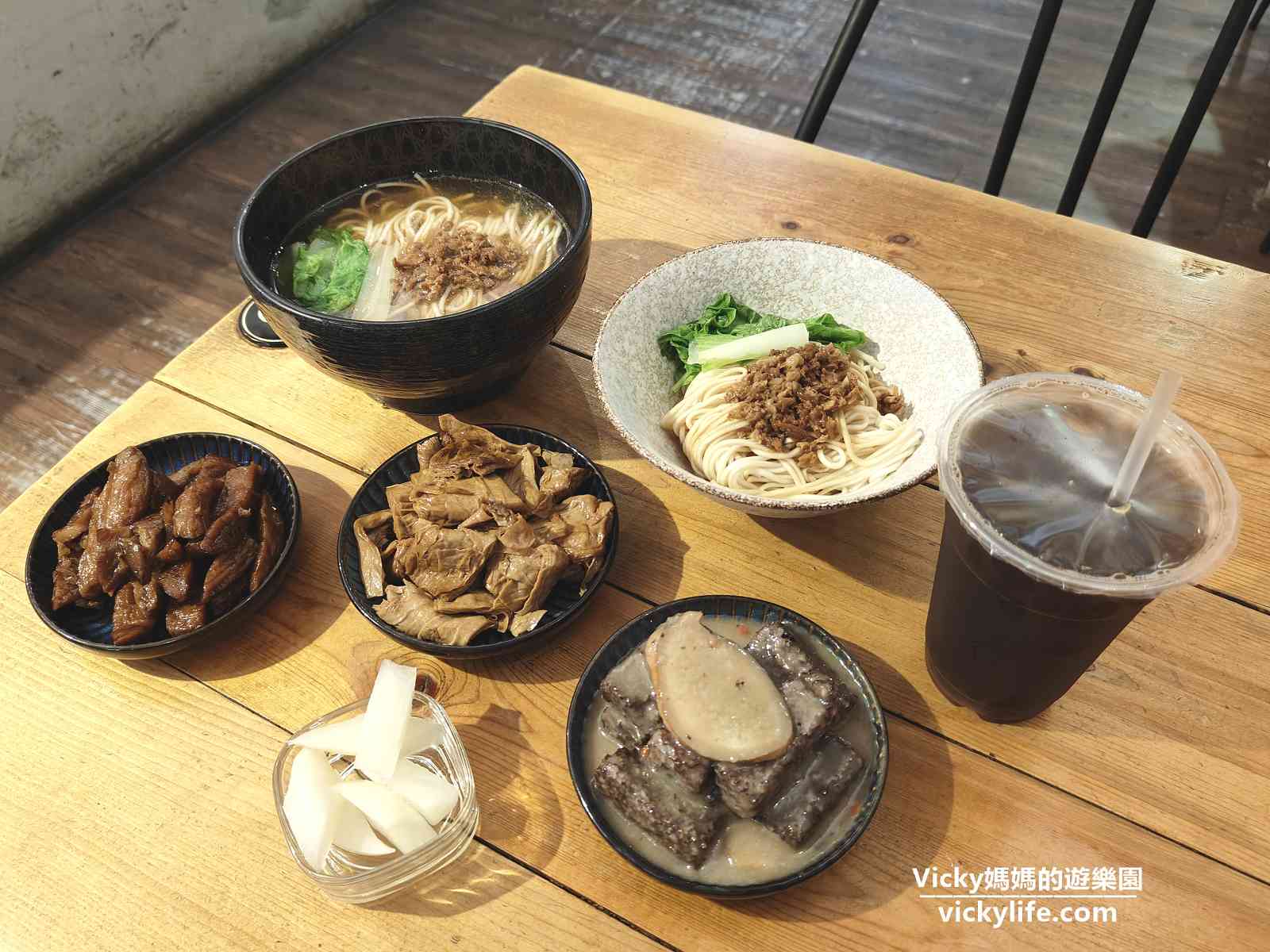 台南麵店︱小金麵店民權店(菜單)：用餐空間大，有冷氣的文青麵店，乾麵、湯麵都好吃