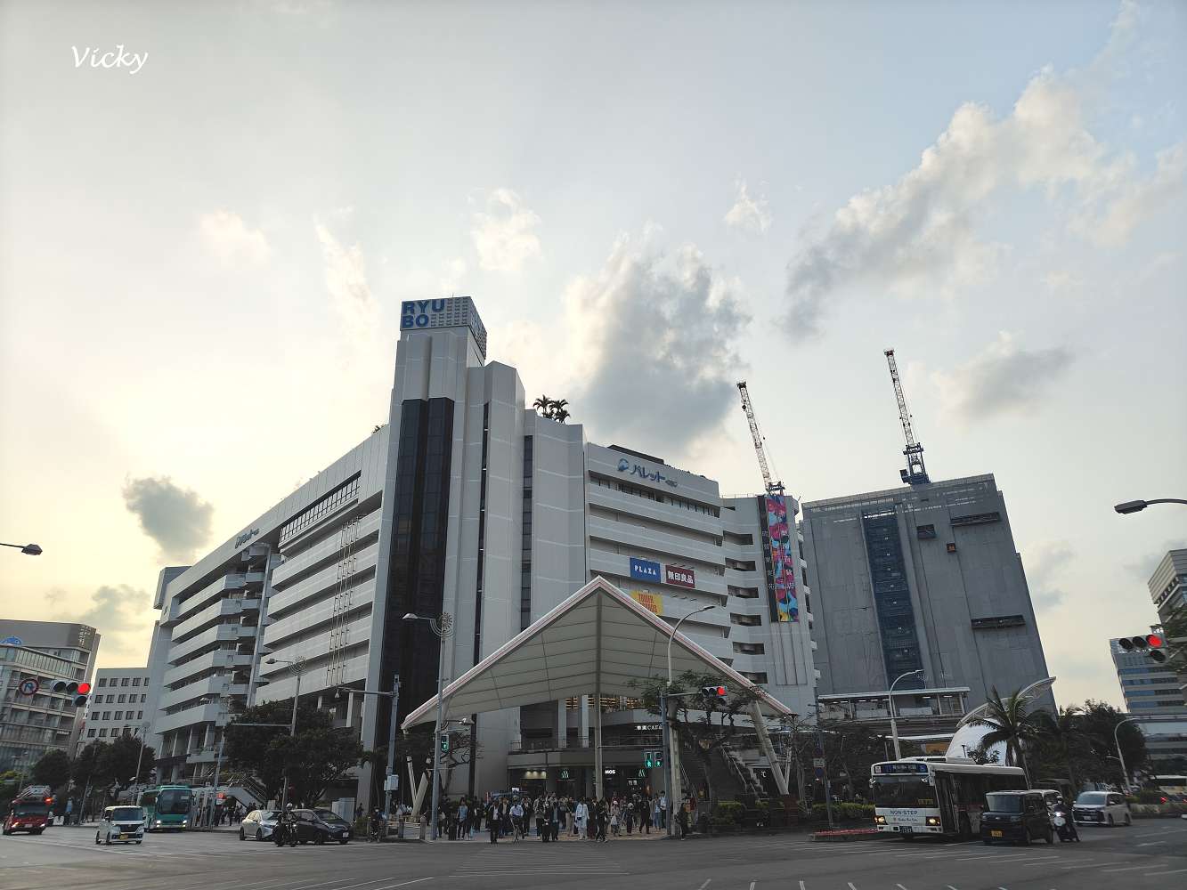 沖繩國際通、琉貿百貨、那霸 OPA（雨天備案）：藥妝、當地特色伴手禮、琉球之牛，好逛好買好好吃！