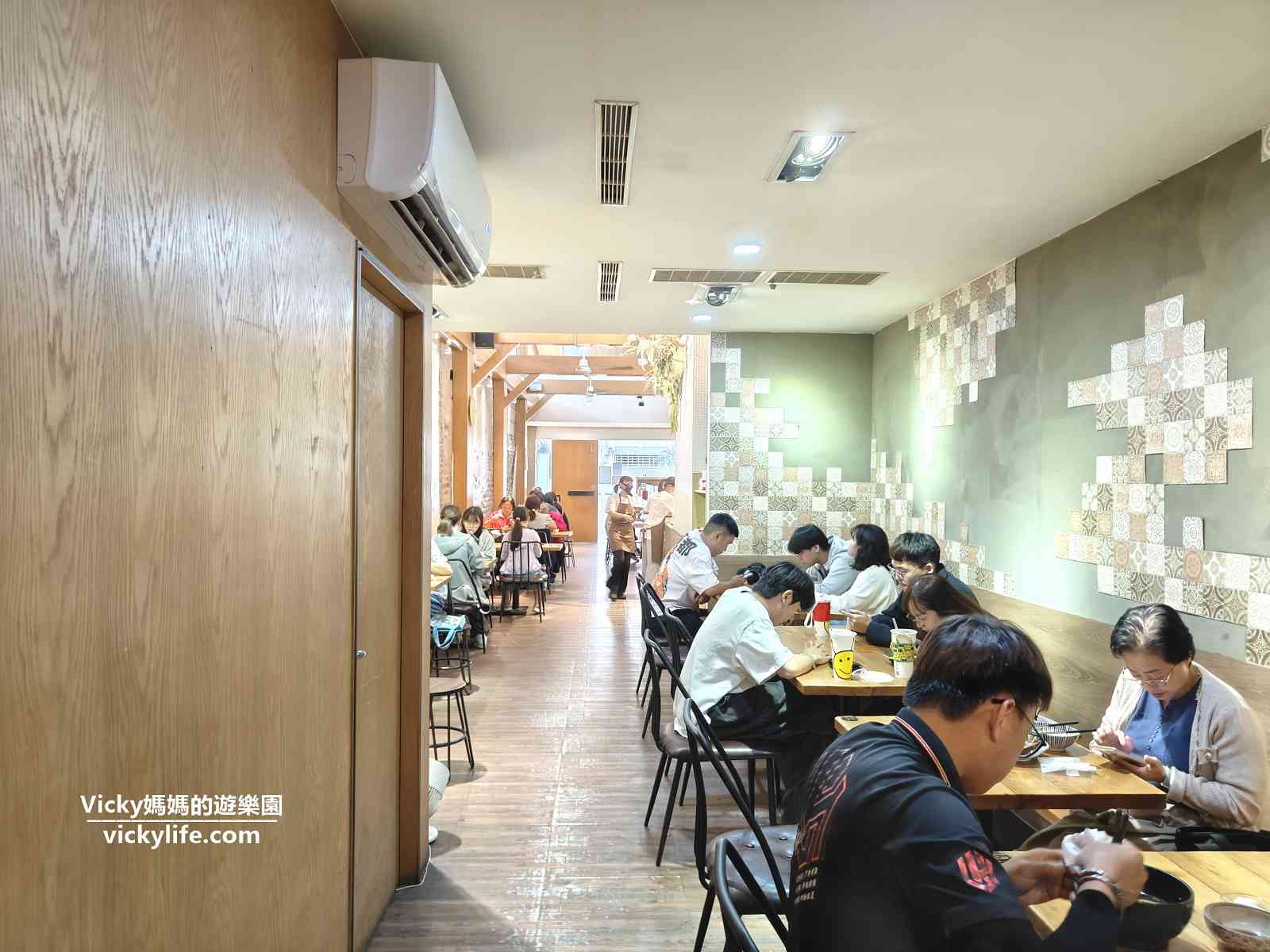台南麵店︱小金麵店民權店(菜單)：用餐空間大，有冷氣的文青麵店，乾麵、湯麵都好吃