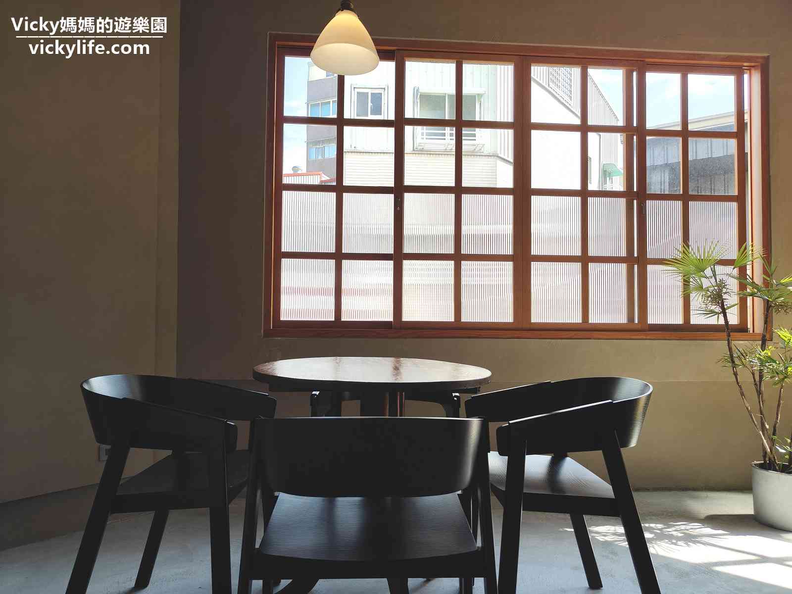 台南北區 Present Coffee：營業到晚上11點，日式風、文青風、侘寂風 搭配水磨石地板的混搭風格，創造出恬靜用餐空間(菜單)