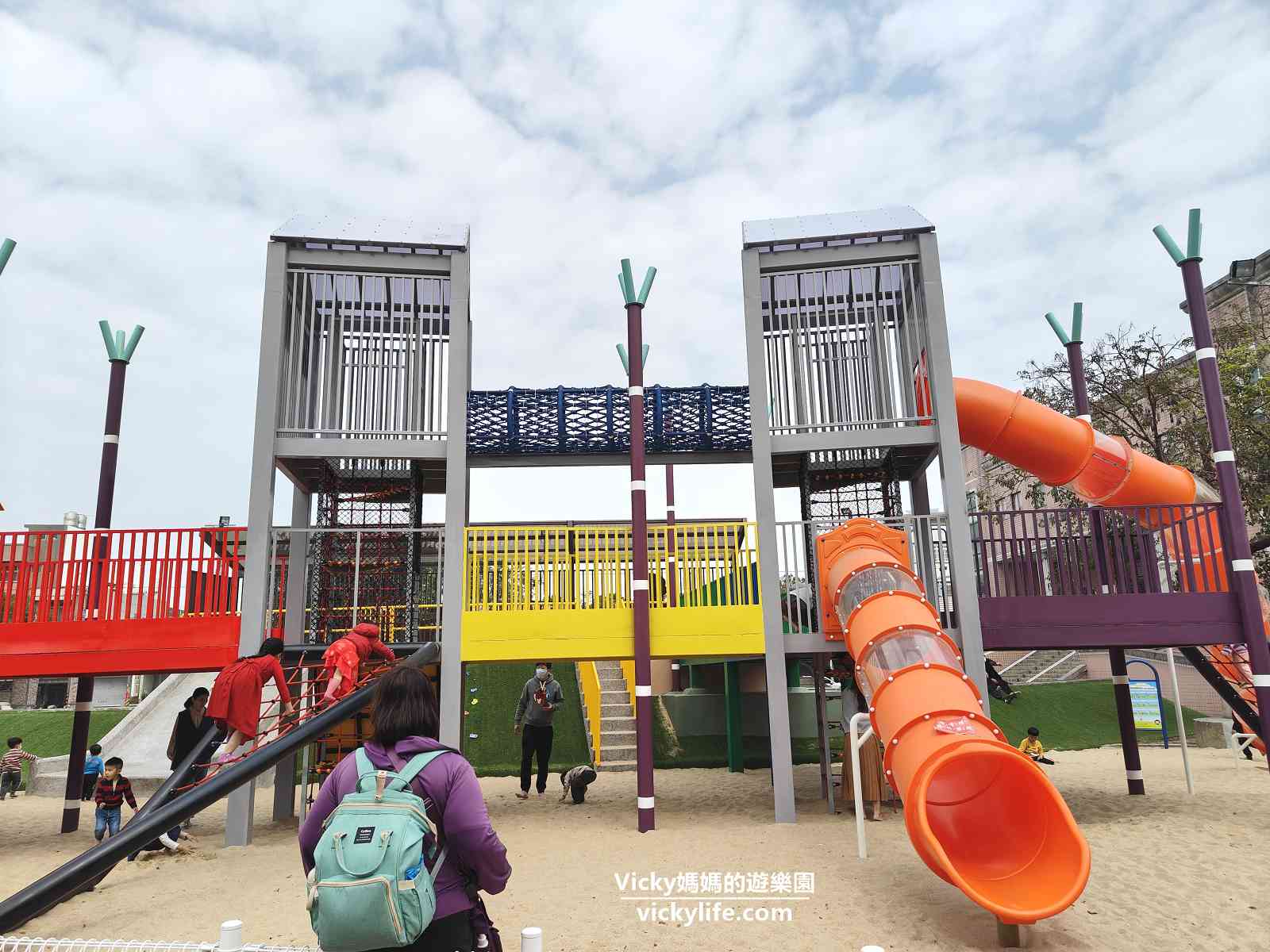 仁德運動公園 特色遊戲場:以火車為主題的遊戲場,顏色繽紛吸睛,多款繩索遊具可挑戰 @Vicky 媽媽的遊樂園