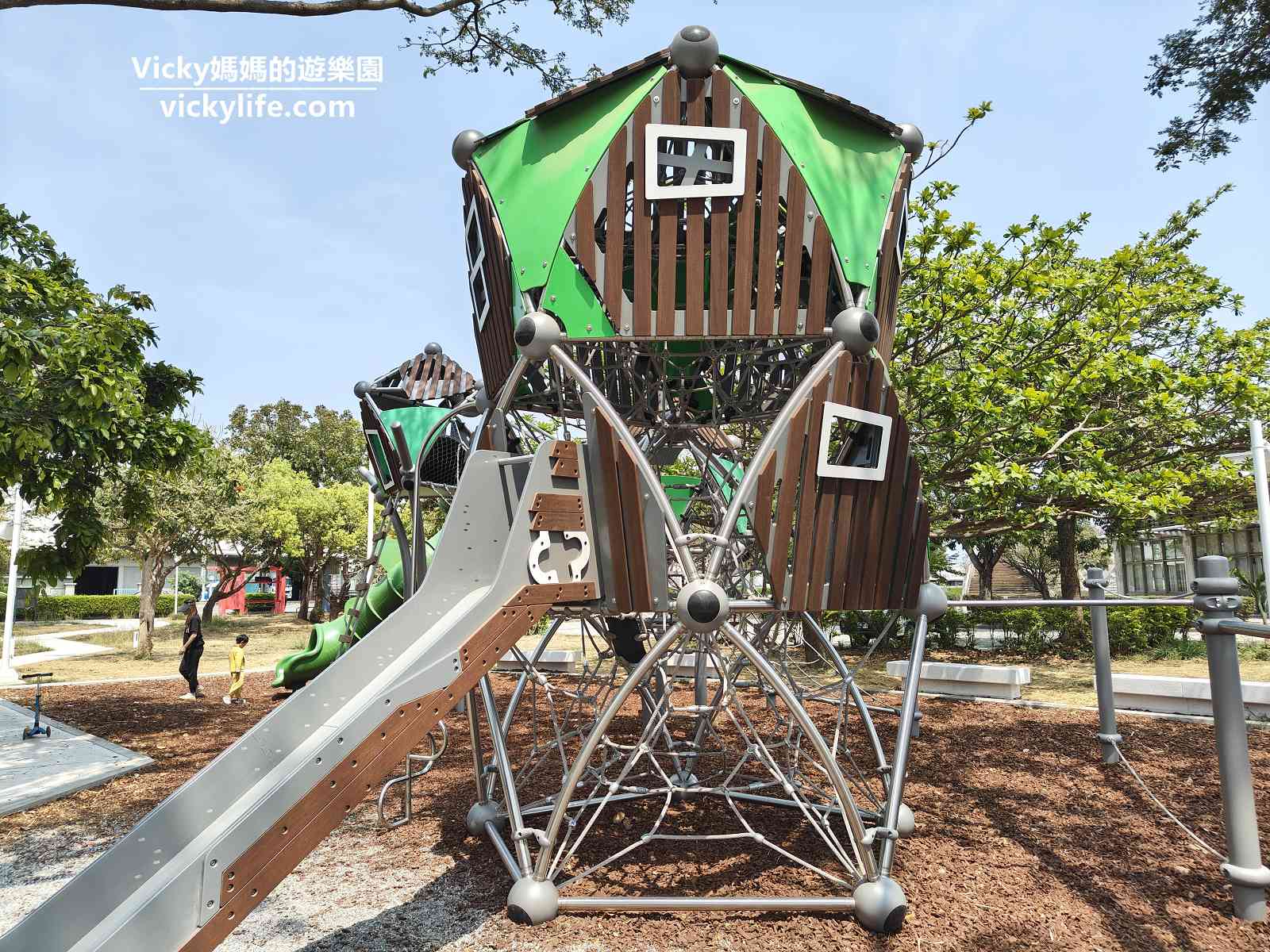 台南都會公園 特色遊戲場：仁德特色遊戲場+1，冒險樹屋遊具擁有3座大雨豆樹屋好吸睛