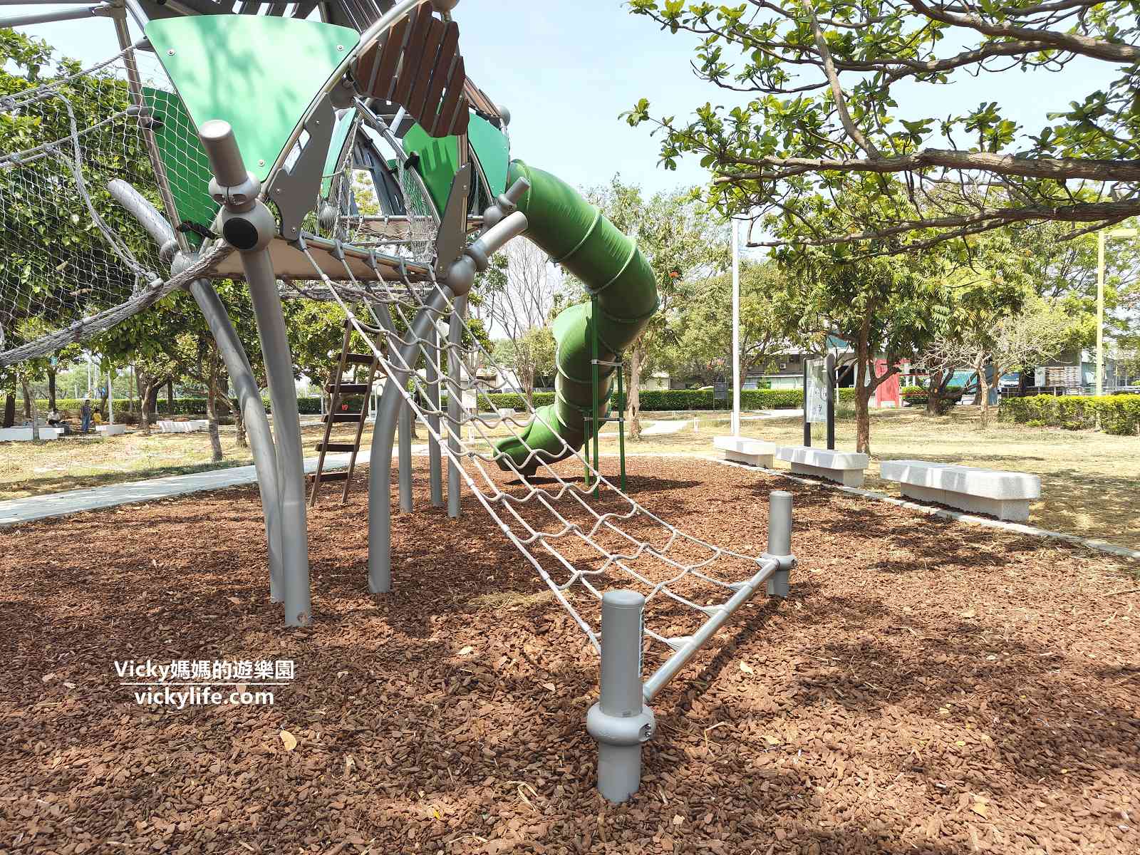 台南都會公園 特色遊戲場：仁德特色遊戲場+1，冒險樹屋遊具擁有3座大雨豆樹屋好吸睛